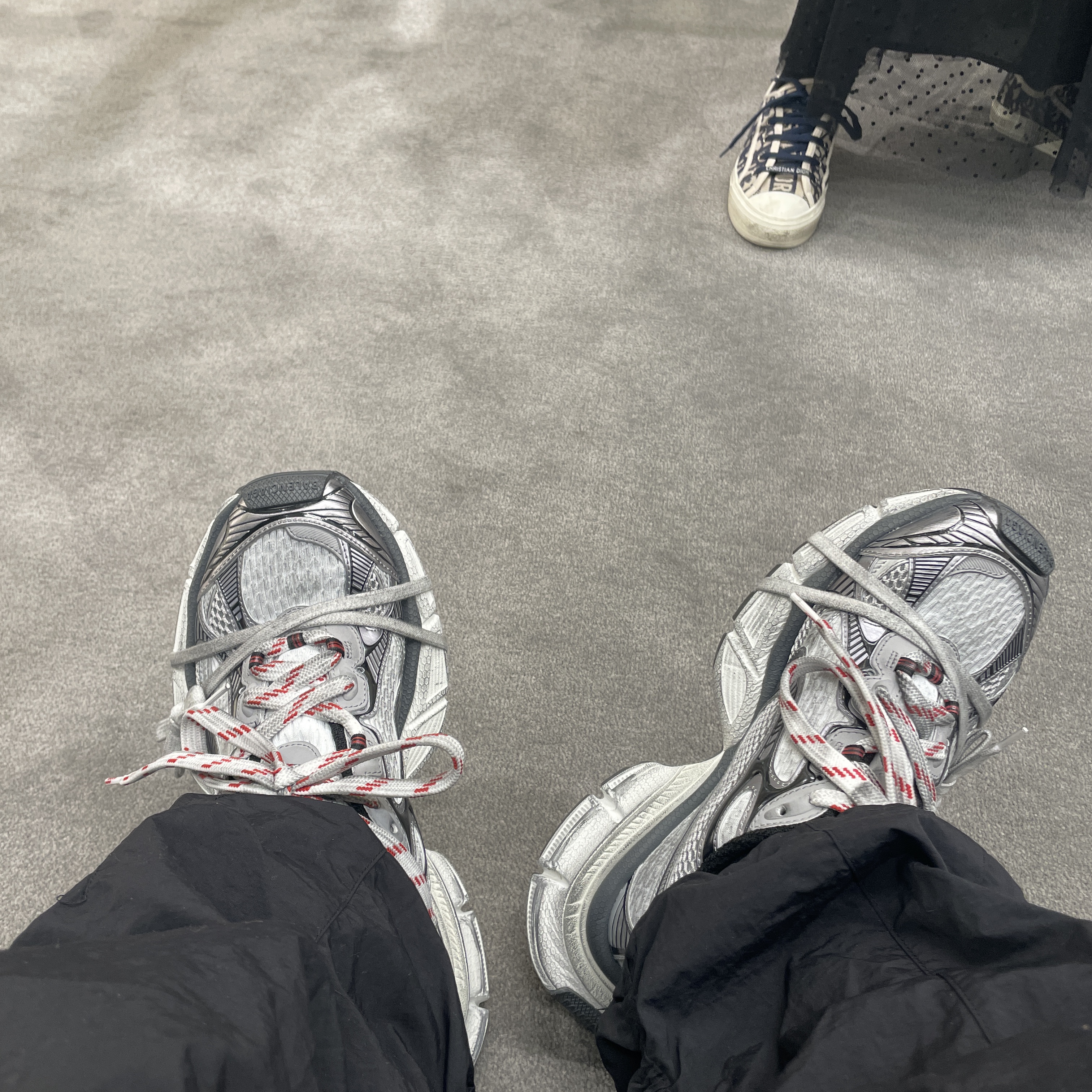 Balenciaga 3XL Sneakers Grey White Red 착용 스타일 - 1