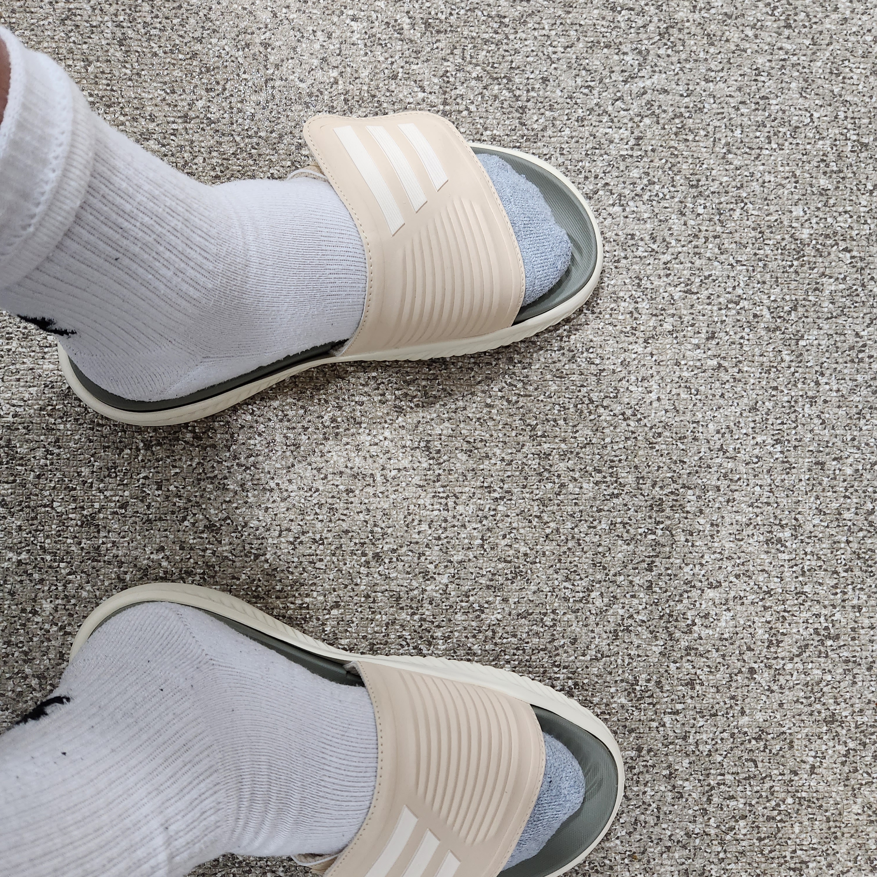 Adidas Alphabounce Slide Sand Strata 착용 스타일