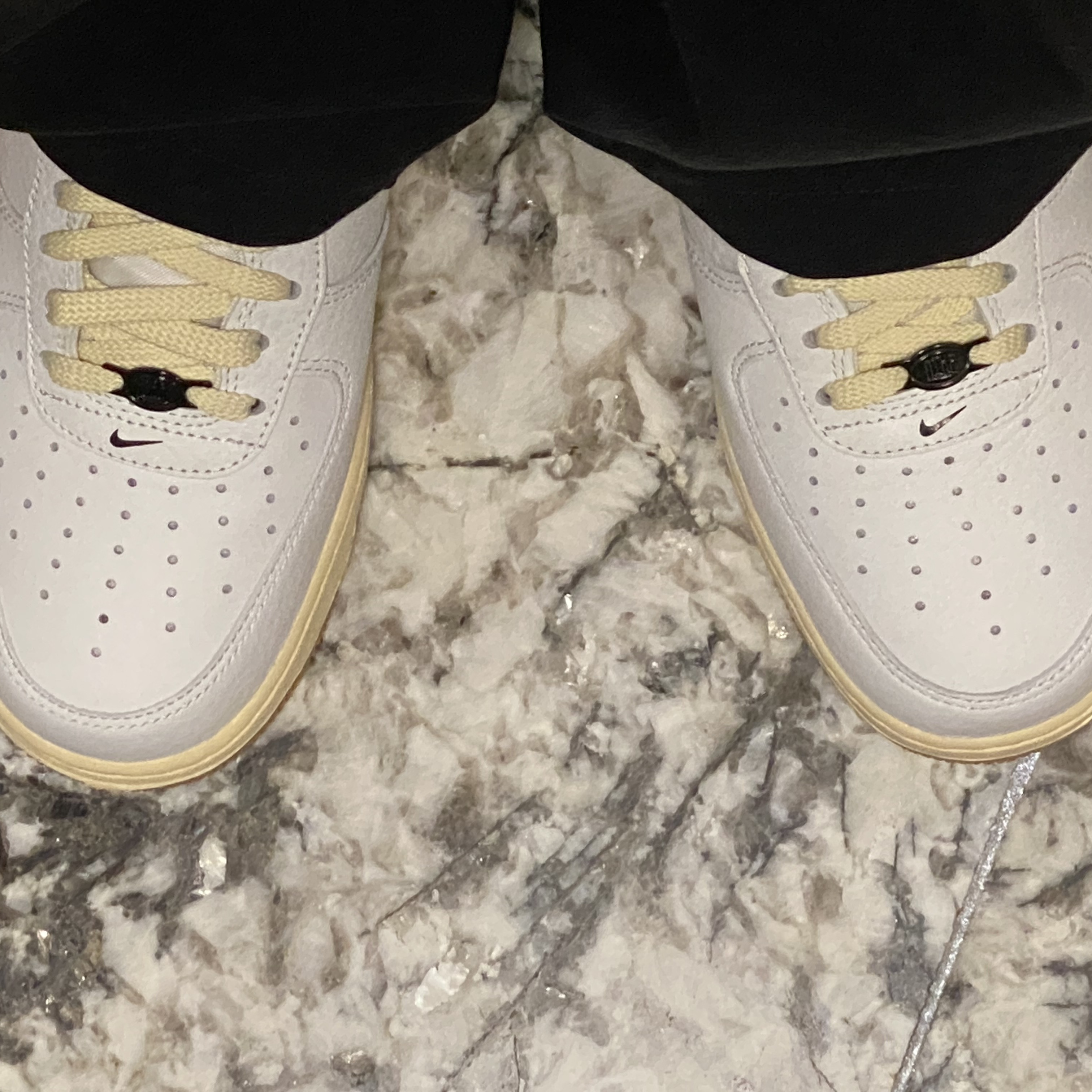 (W) Nike Air Force 1 '07 LX Black and Summit White 착용 스타일 - 2