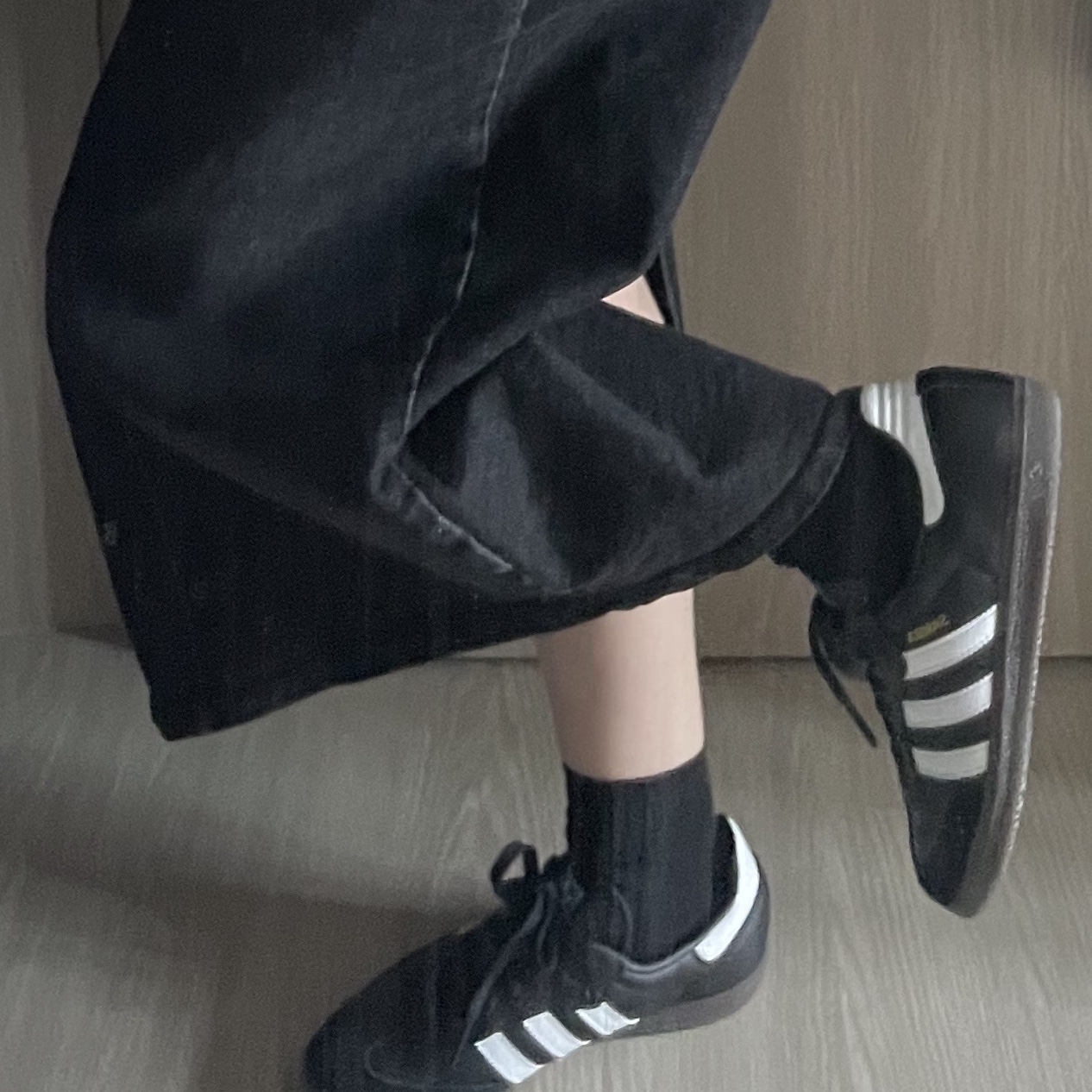 Adidas Samba OG Black White Gum 착용 스타일 - 2