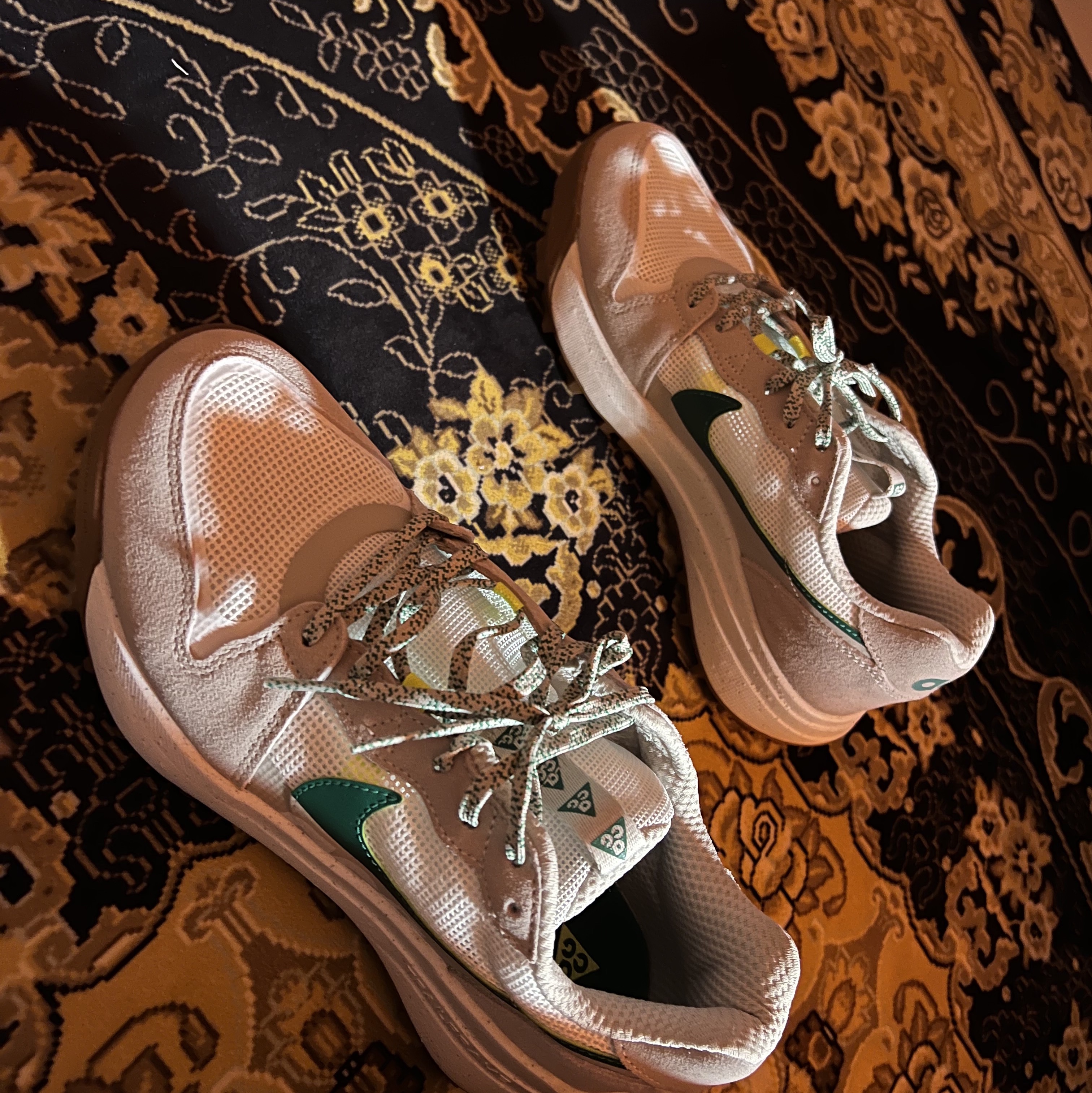 Nike ACG Lowcate Light Iron Ore 착용 스타일
