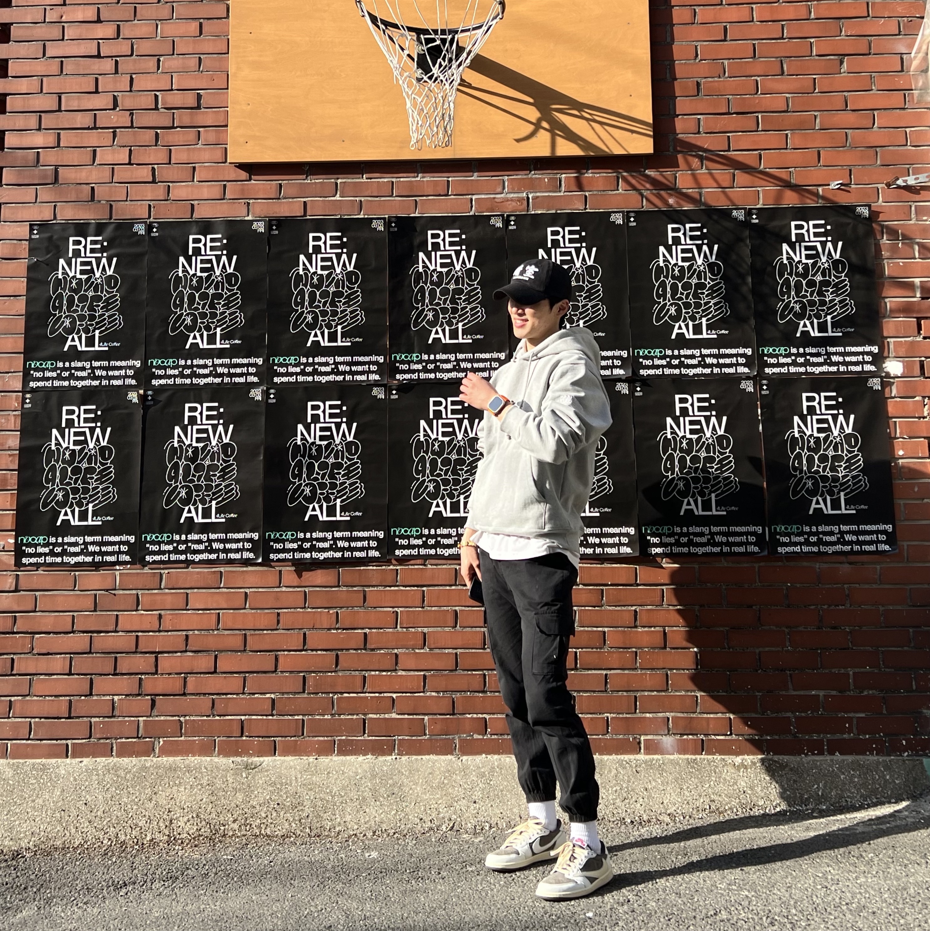 Jordan 1 x Travis Scott Retro Low OG SP Sail and Ridgerock, Darkr8m Studio Basic Logo Heavyweight Hoodie Gray 착용 스타일 - 2