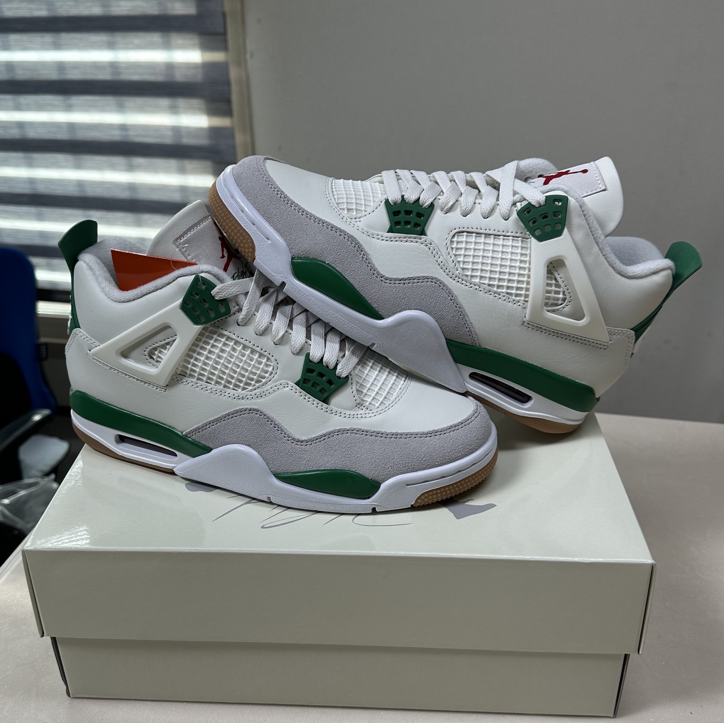 Jordan 4 x Nike SB Retro SP Pine Green 착용 스타일 - 1