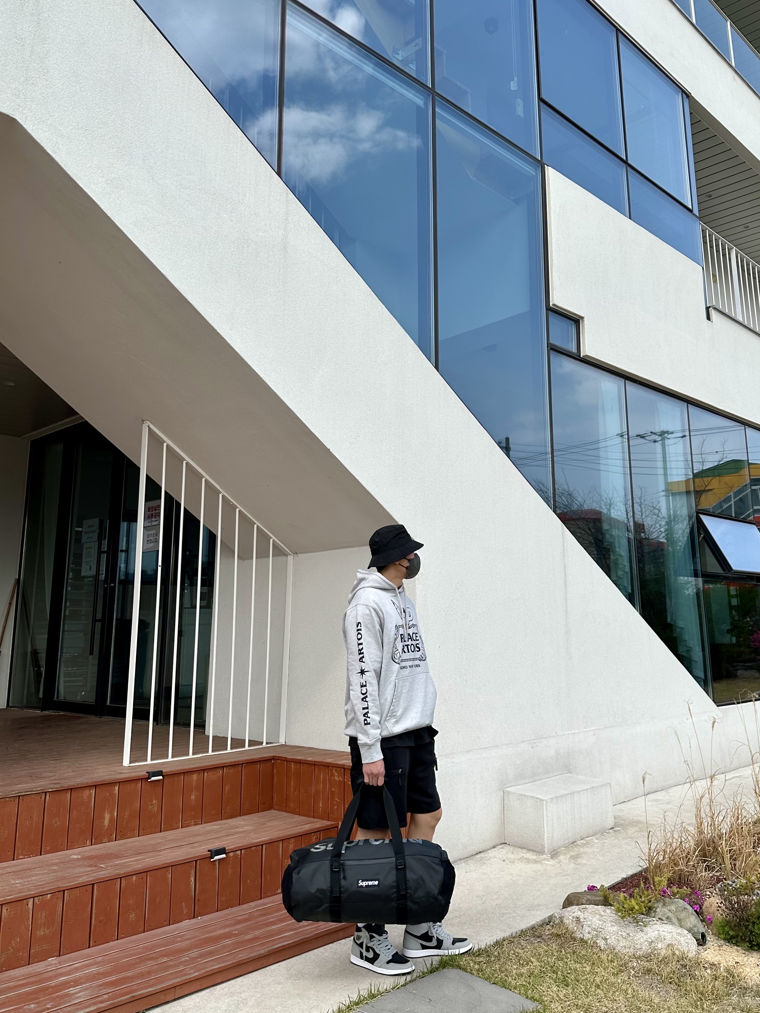 Supreme x The North Face Convertible Sweatpants Black - 23SS, Kenzo Jungle Bucket Hat Black 착용 스타일 - 2
