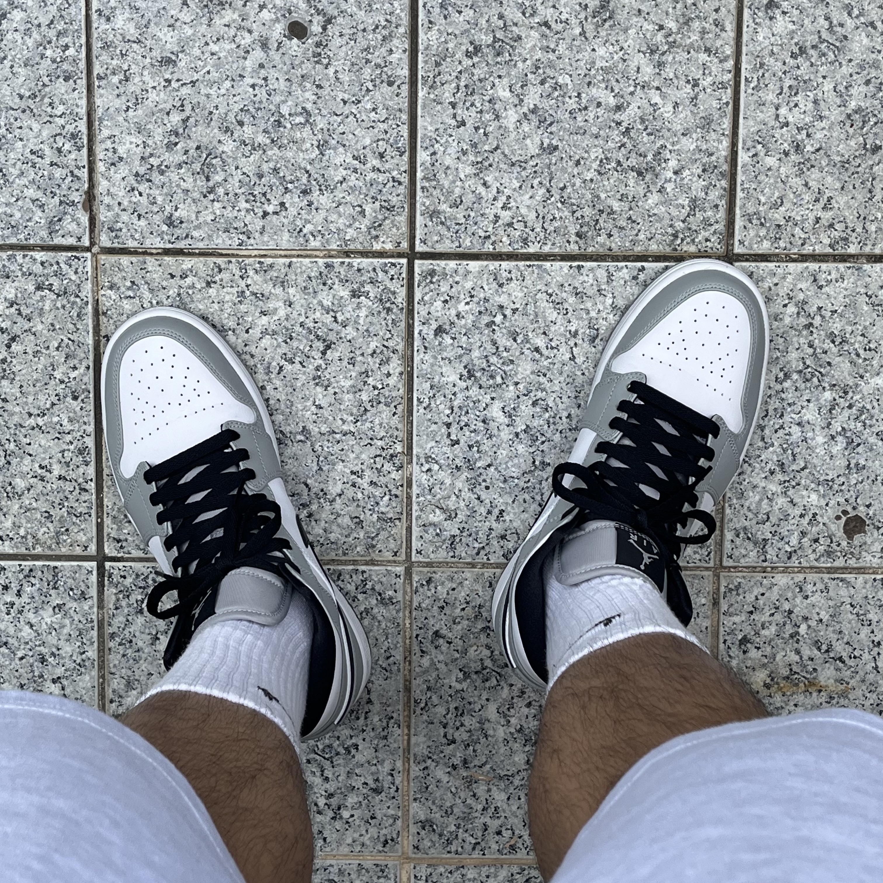 Jordan 1 Mid Light Smoke Grey 착용 스타일