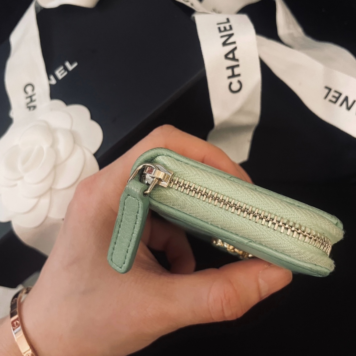 Chanel 19 Zipped Coin Purse Lambskin & Gold Black 착용 스타일 - 5