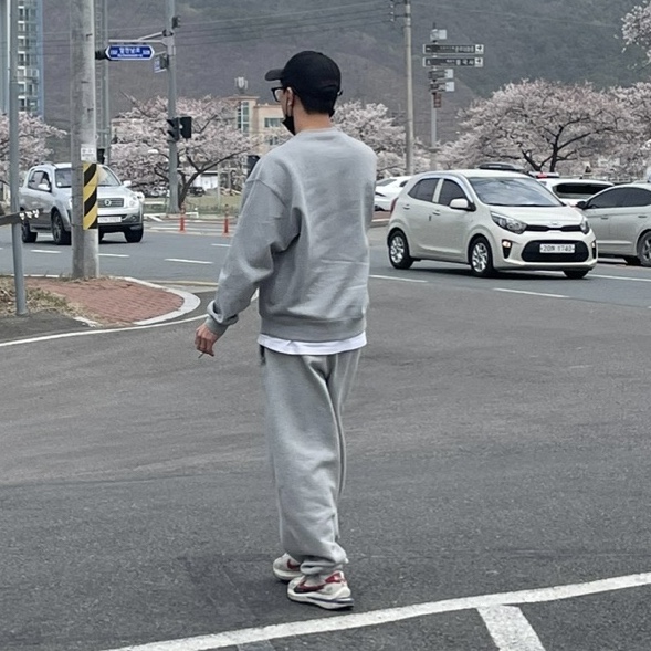 Darkr8m Studio Busan Red Logo Cap, Nike x Stussy NRG Fleece Crewneck Dark Grey Heather (DO9337-063) μ°©μ© μ€νμΌ - 1