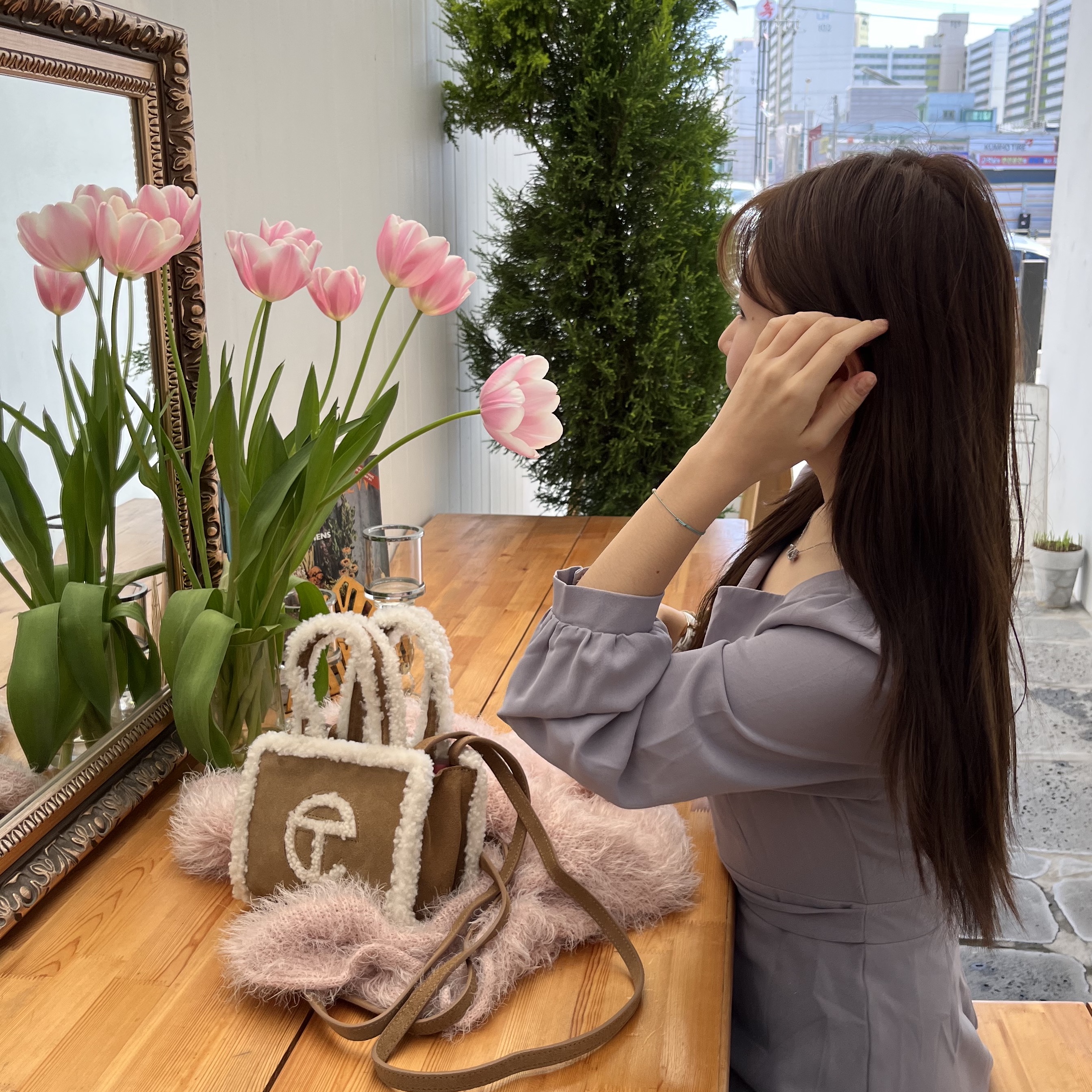 Telfar x UGG Small Shopping Bag Chestnut 착용 스타일