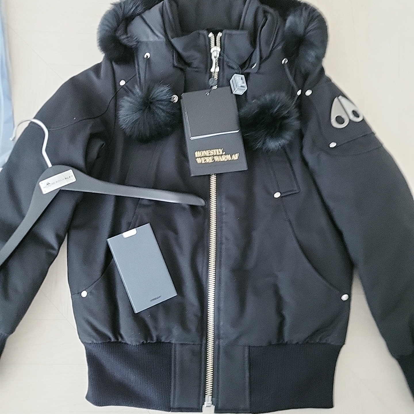 (W) Moose Knuckles Debbie Jacket Black Fox Fur Black 착용 스타일 - 1