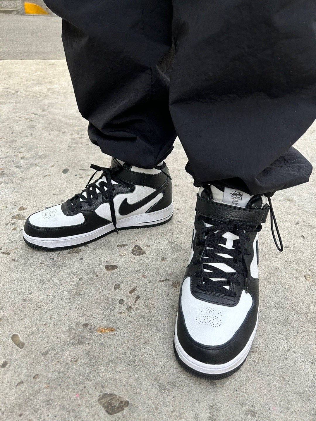 Palace x Starter Warm Up Pullover Black - 22FW, Nike x Stussy Air Force 1 '07 Mid SP Black and Light Bone 착용 스타일 - 3
