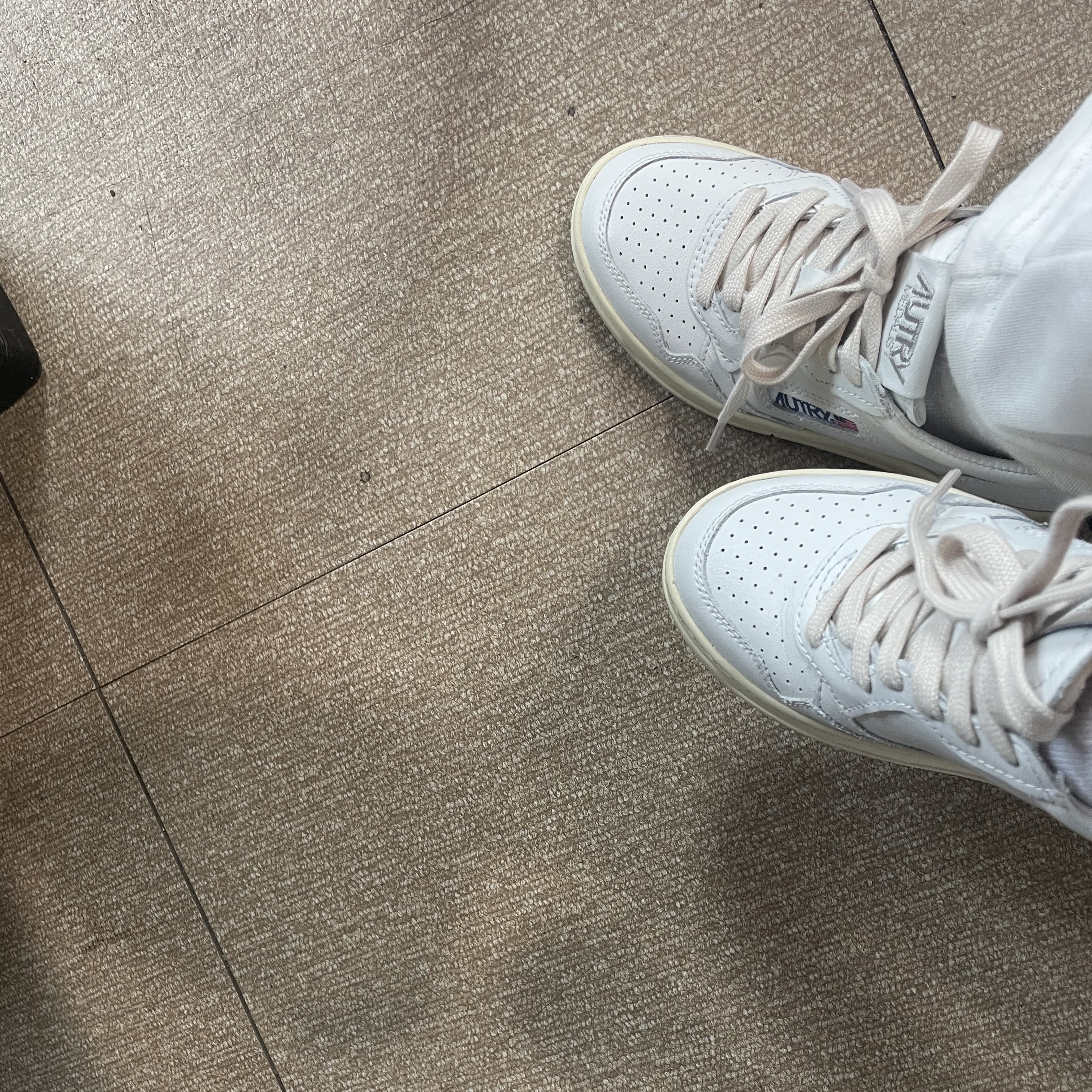 (W) Autry Medalist Low Leather Sneakers White Pink 착용 스타일