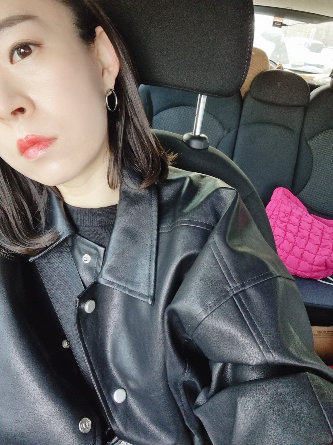COS Quilted Mini Bag Pink, COS Quilted Mini Bag Bright Green 착용 스타일 - 4