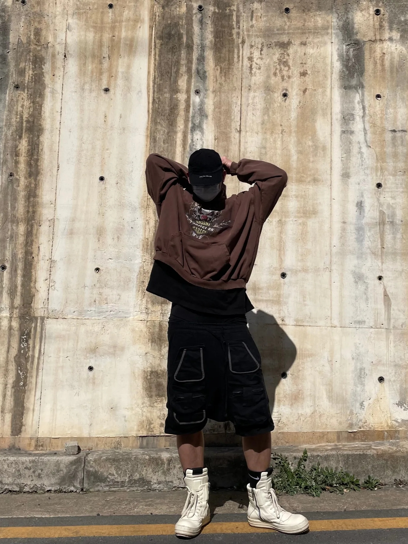 Project G/R x Insane Garage Clown Bike Hoodie Vintage Brown, Project G/R Distressed Filth Club Cap Washed Black 착용 스타일 - 4