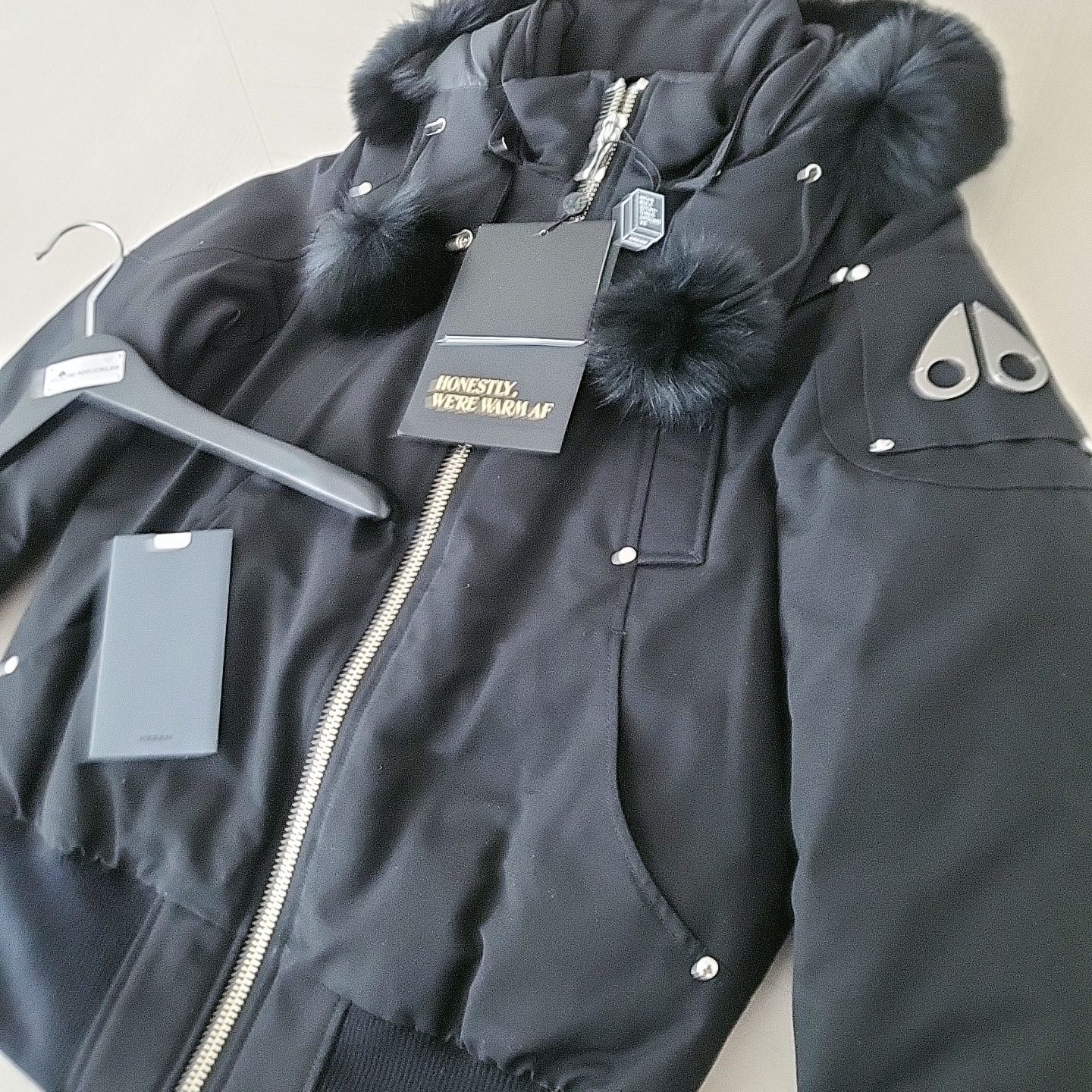 (W) Moose Knuckles Debbie Jacket Black Fox Fur Black 착용 스타일 - 2