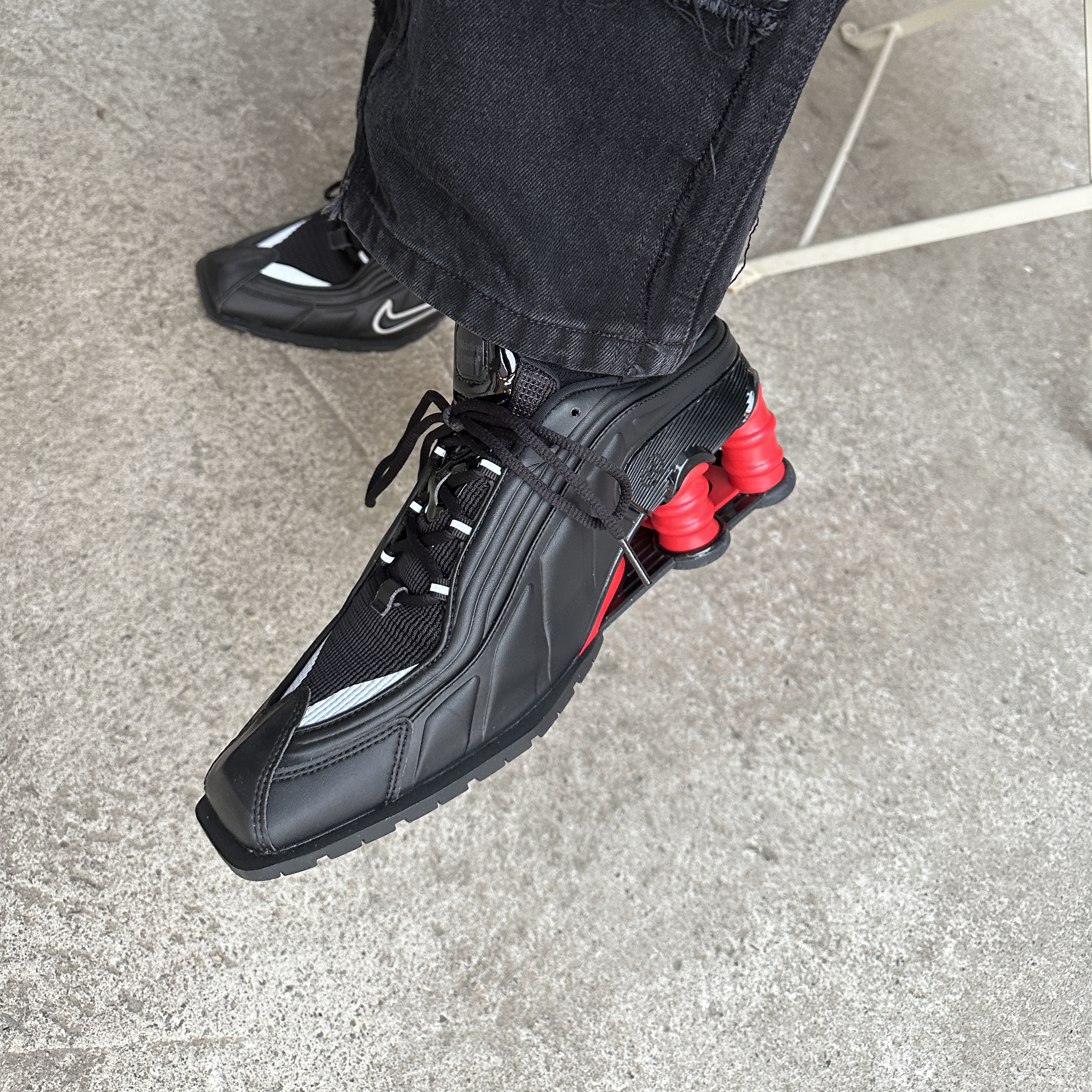 Nike x Martine Rose Shox MR4 Black 착용 스타일 - 3