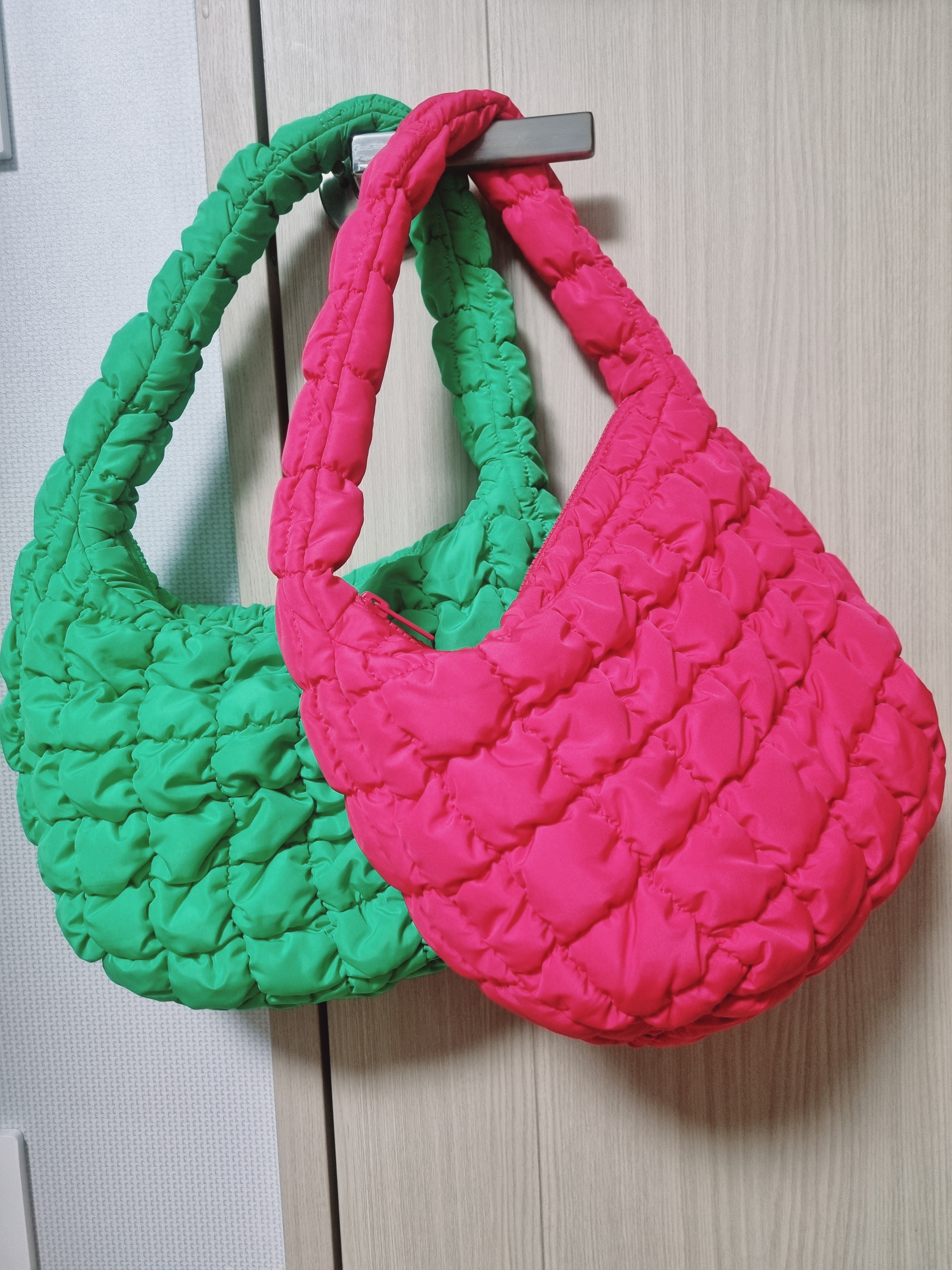 COS Quilted Mini Bag Pink, COS Quilted Mini Bag Bright Green 착용 스타일 - 1