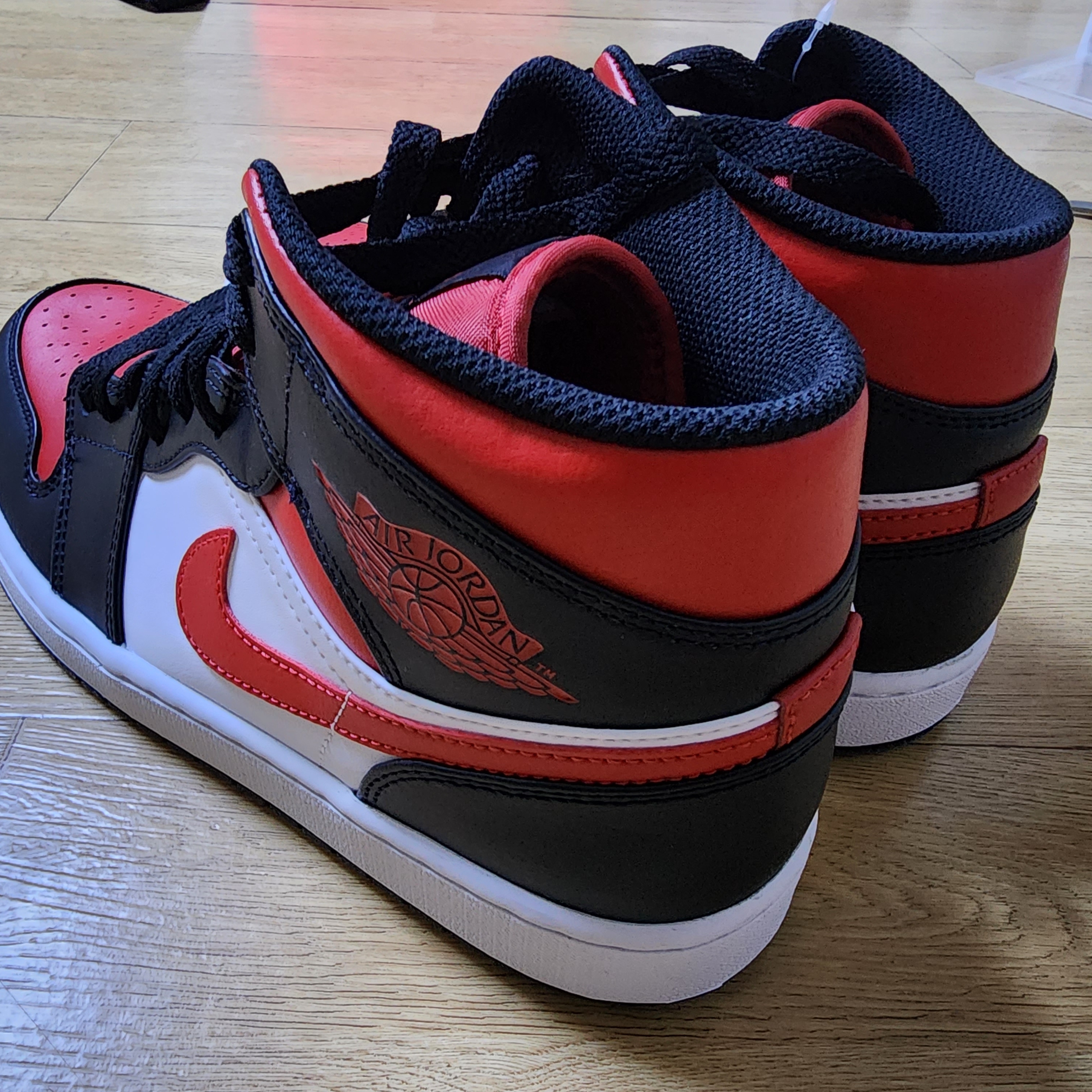 Jordan 1 Mid Black Fire Red 착용 스타일 - 2
