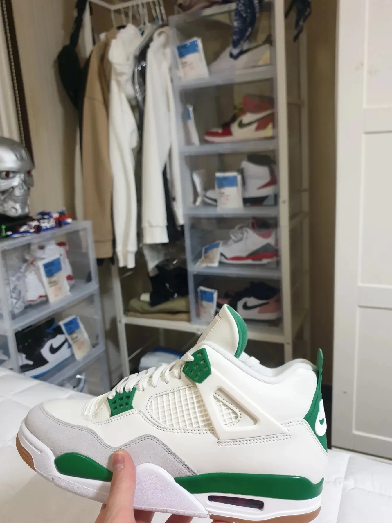 Jordan 4 x Nike SB Retro SP Pine Green, Jordan 1 Retro High OG University Gold Light Bordeaux 착용 스타일 - 5