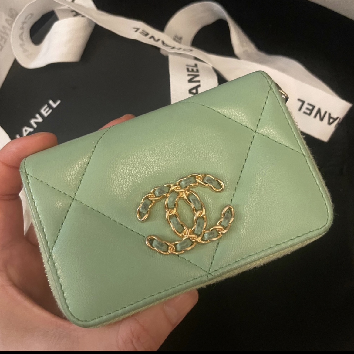 Chanel 19 Zipped Coin Purse Lambskin & Gold Black 착용 스타일 - 1