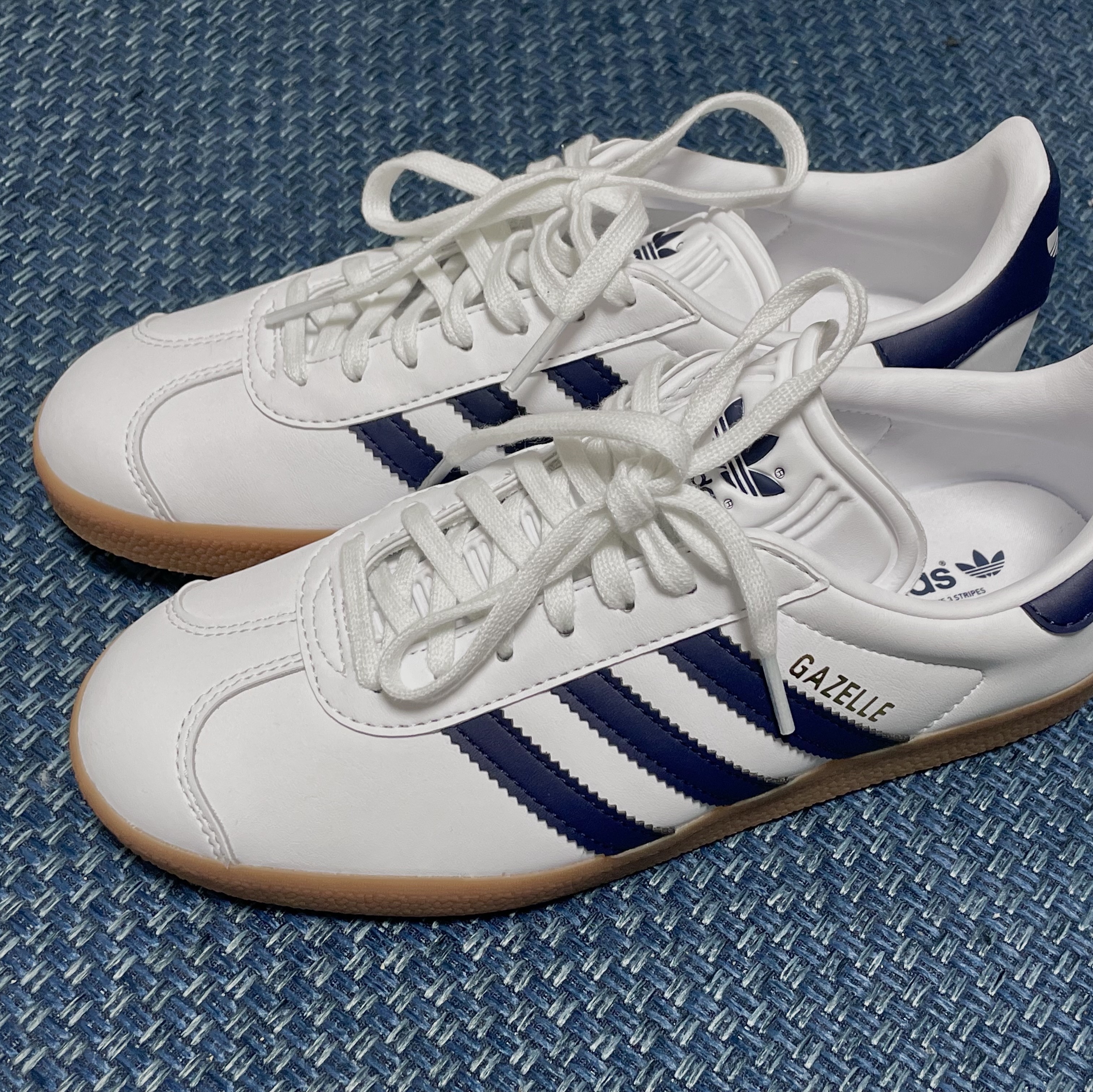 Adidas Gazelle White Collegiate Navy 착용 스타일