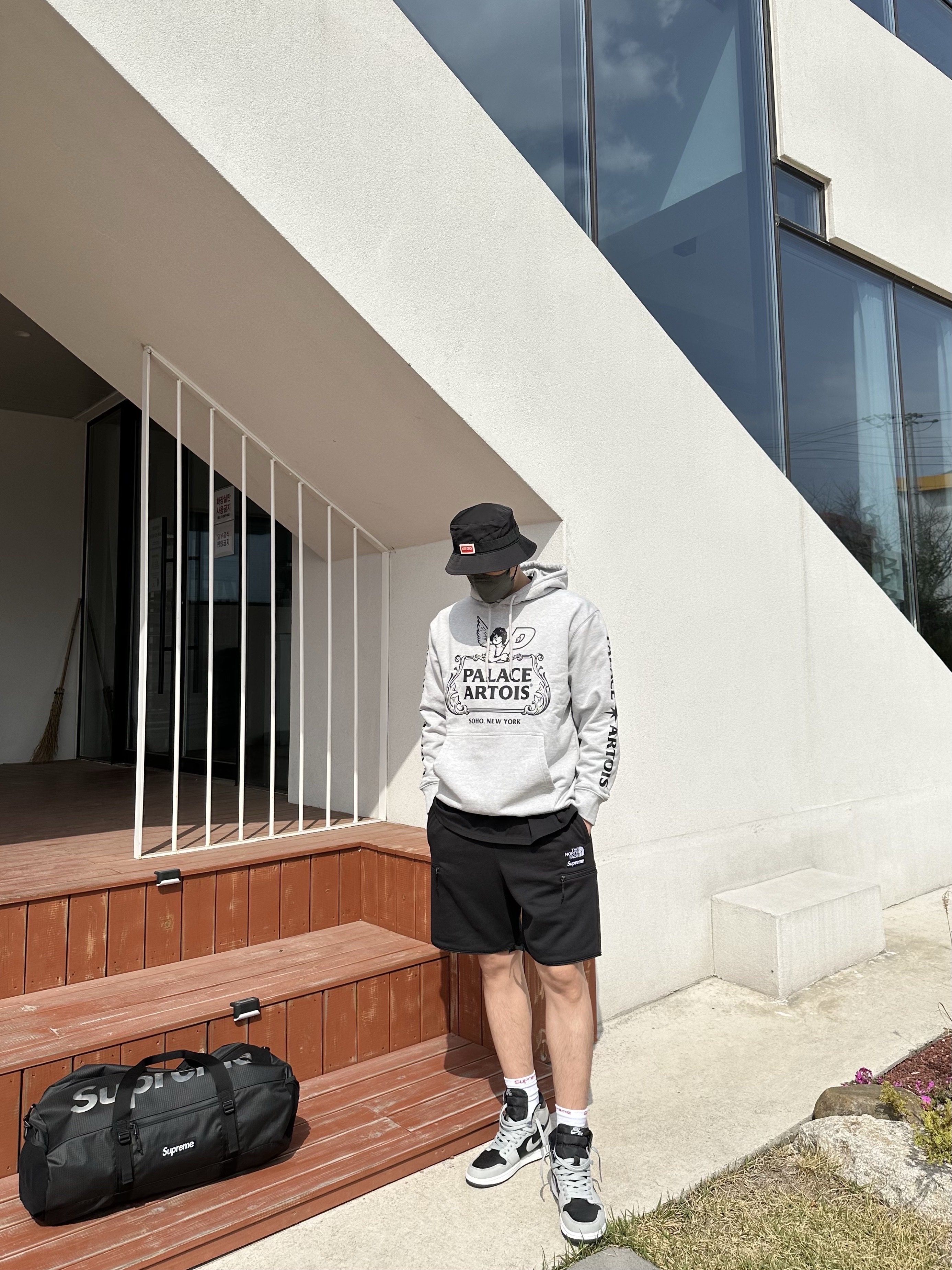 Supreme x The North Face Convertible Sweatpants Black - 23SS, Kenzo Jungle Bucket Hat Black 착용 스타일 - 4