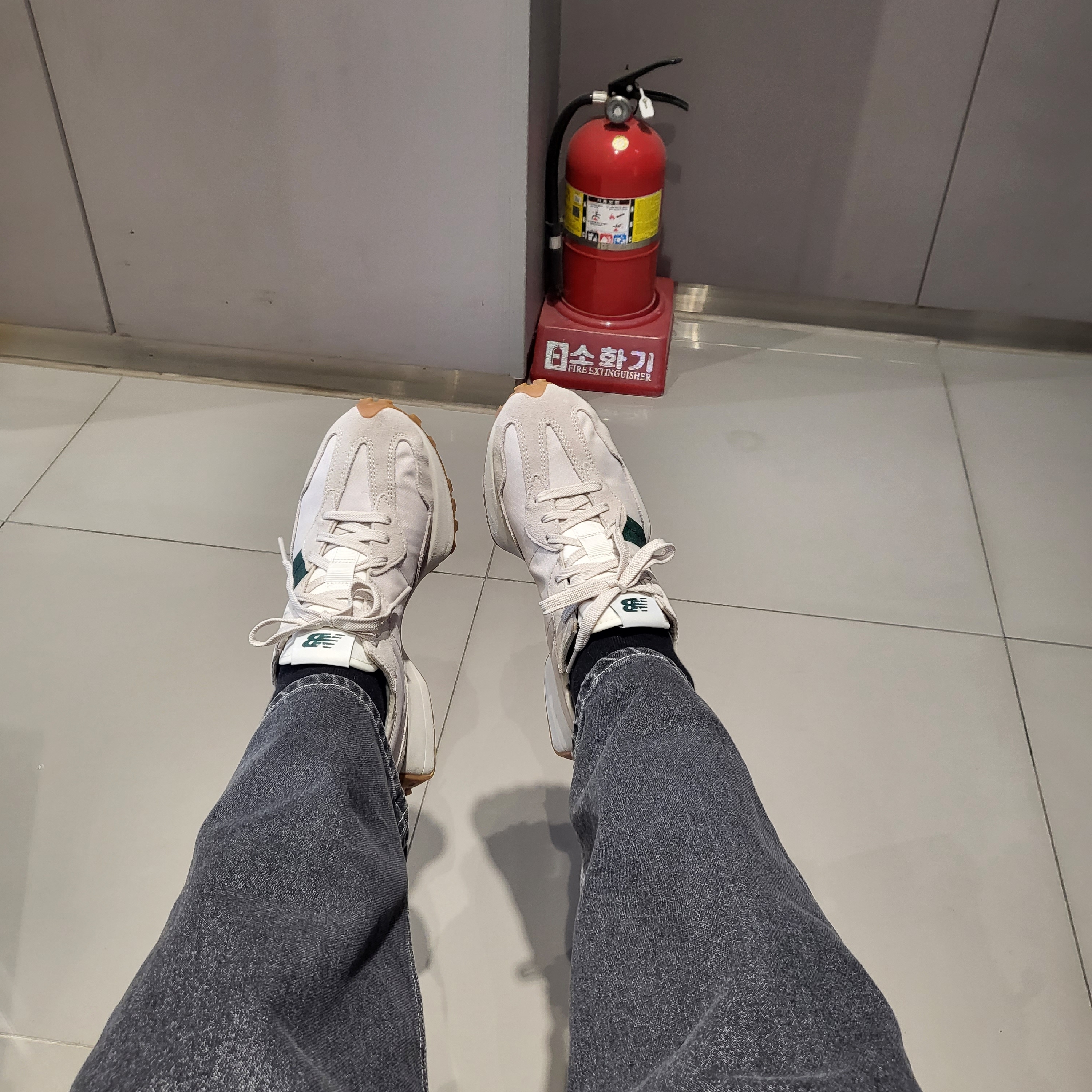 New Balance 327 Timberwolf 착용 스타일 - 1