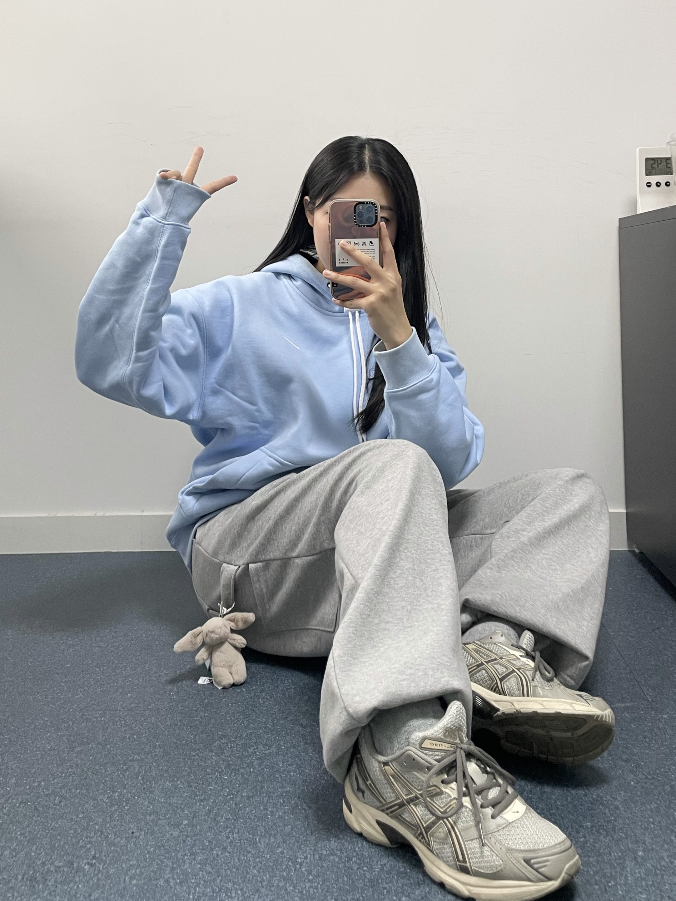 Nike M NRG Hoodie Psychic Blue, Jellycat Bashful Bunny Bag Charm Beige 착용 스타일 - 1