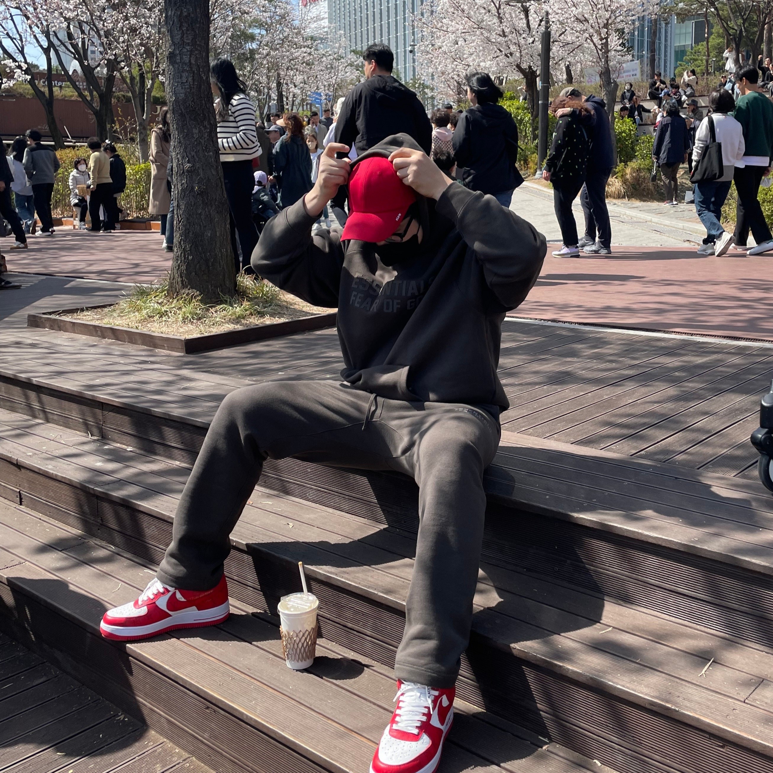 Essentials Hoodie Off Black - 23SS, Louis Vuitton x Nike Air Force 1 Low by Virgil Abloh White Comet Red 착용 스타일 - 3