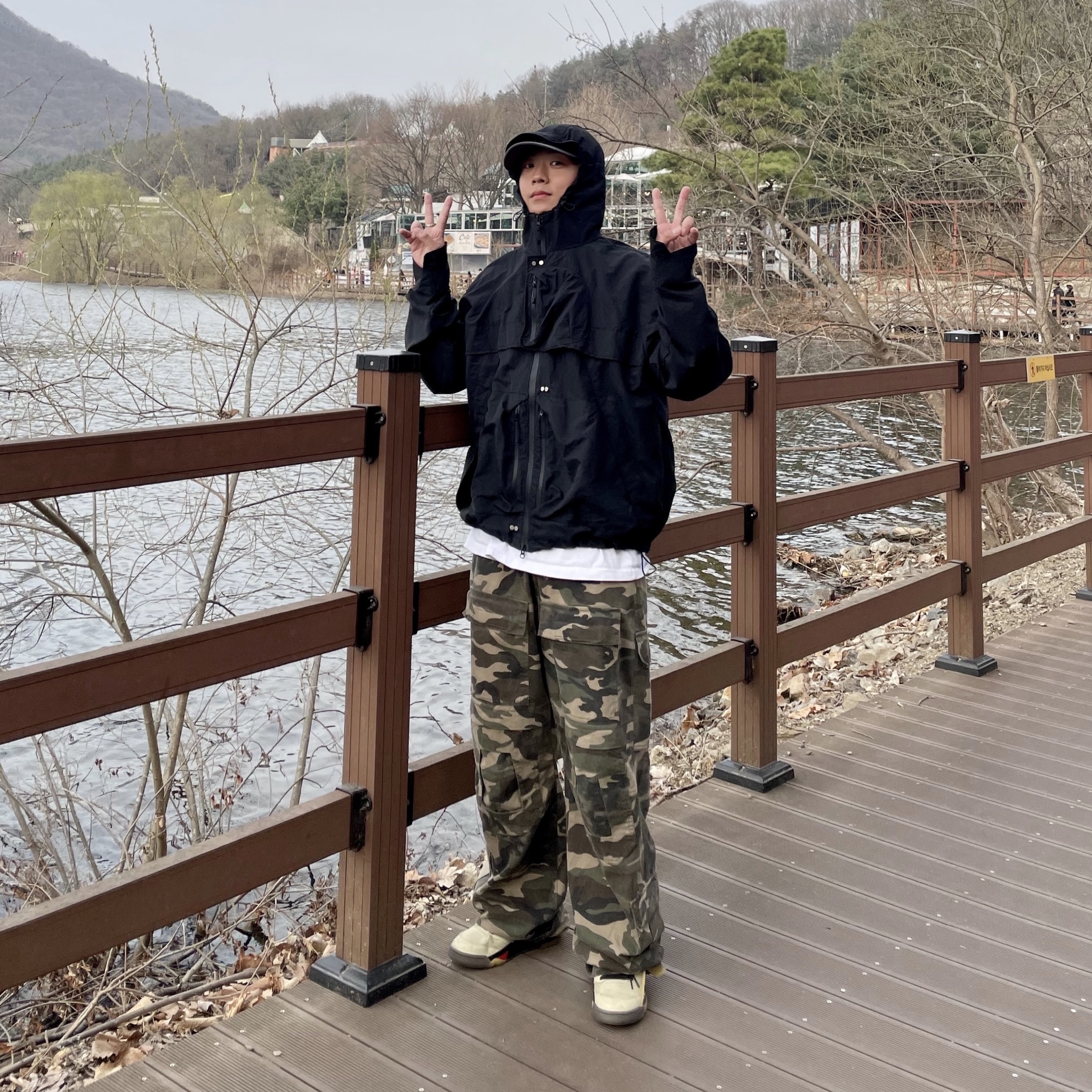 Project G/R Tactical Cargo Pants Camo, Jordan 5 x Off-White Retro SP Sail Fire Red 착용 스타일 - 1