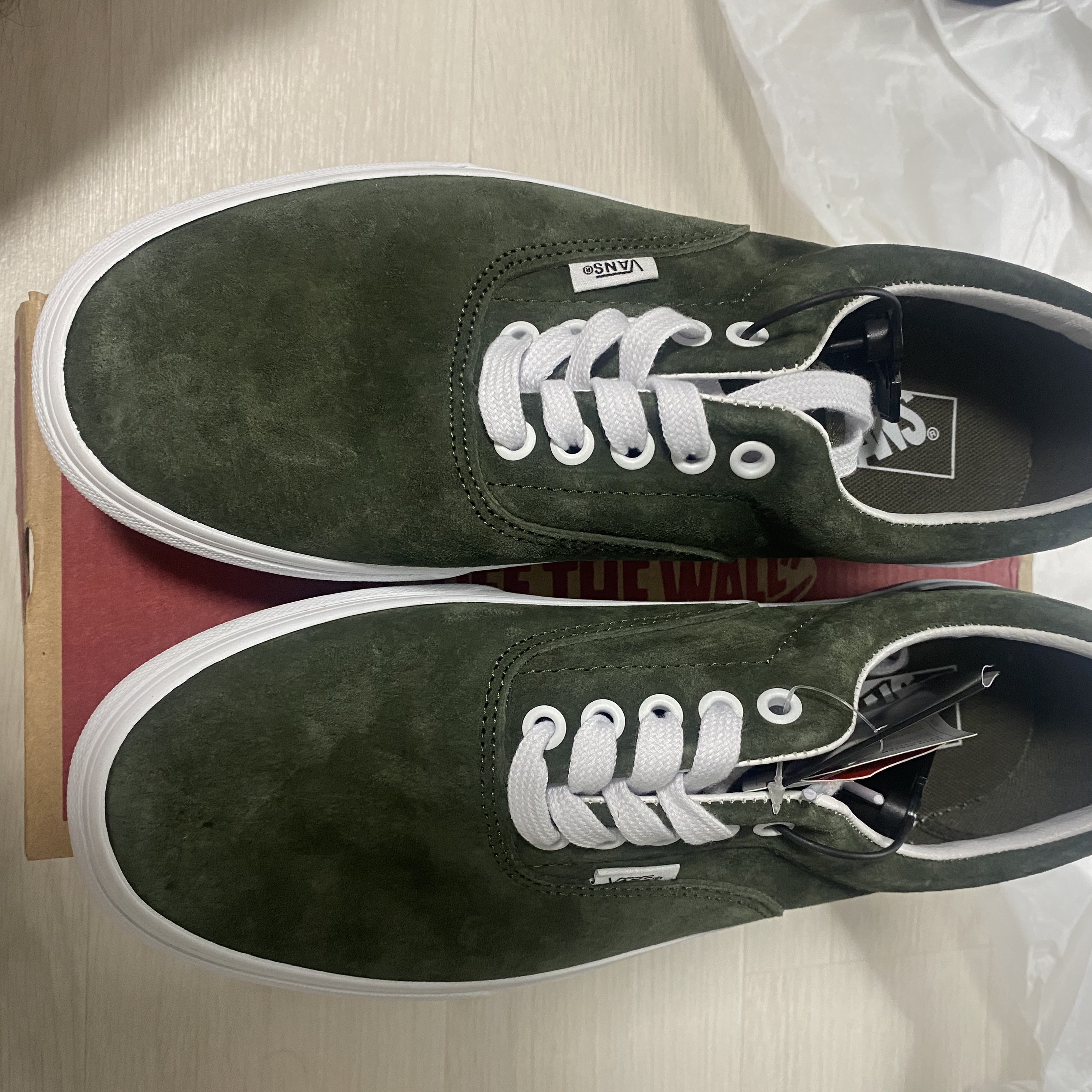 Vans Era Pig Suede Khaki 착용 스타일 - 2