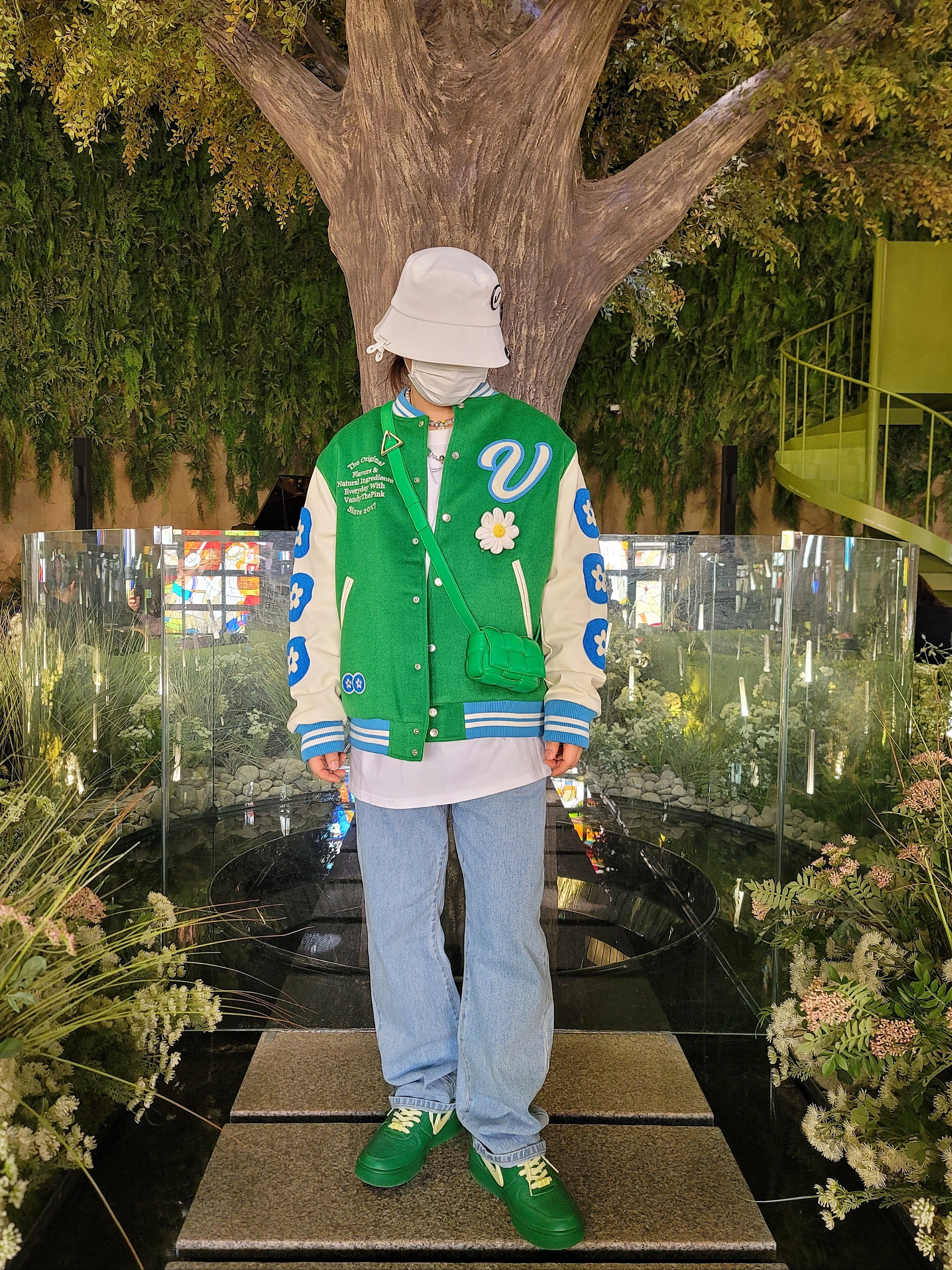 Peaceminusone Daisy Corsage #1 White, Vandy The Pink Lemonade Varsity Jacket 착용 스타일 - 3