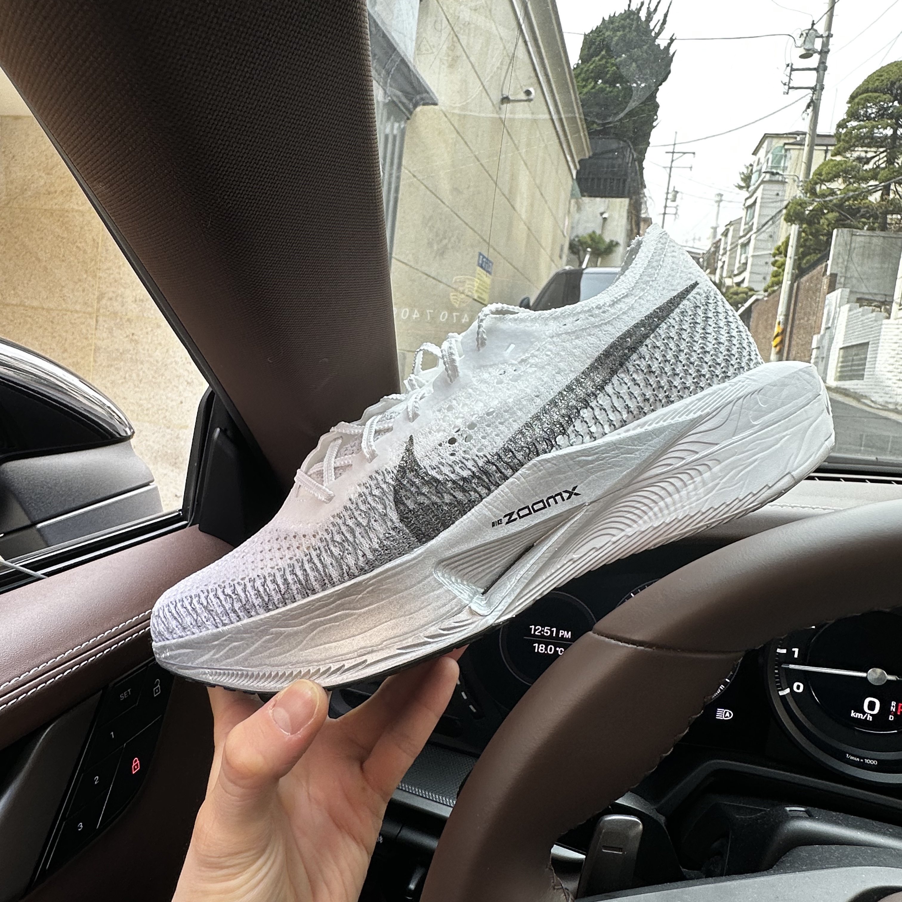 Nike ZoomX Vaporfly Next% 3 White Grey 착용 스타일 - 2