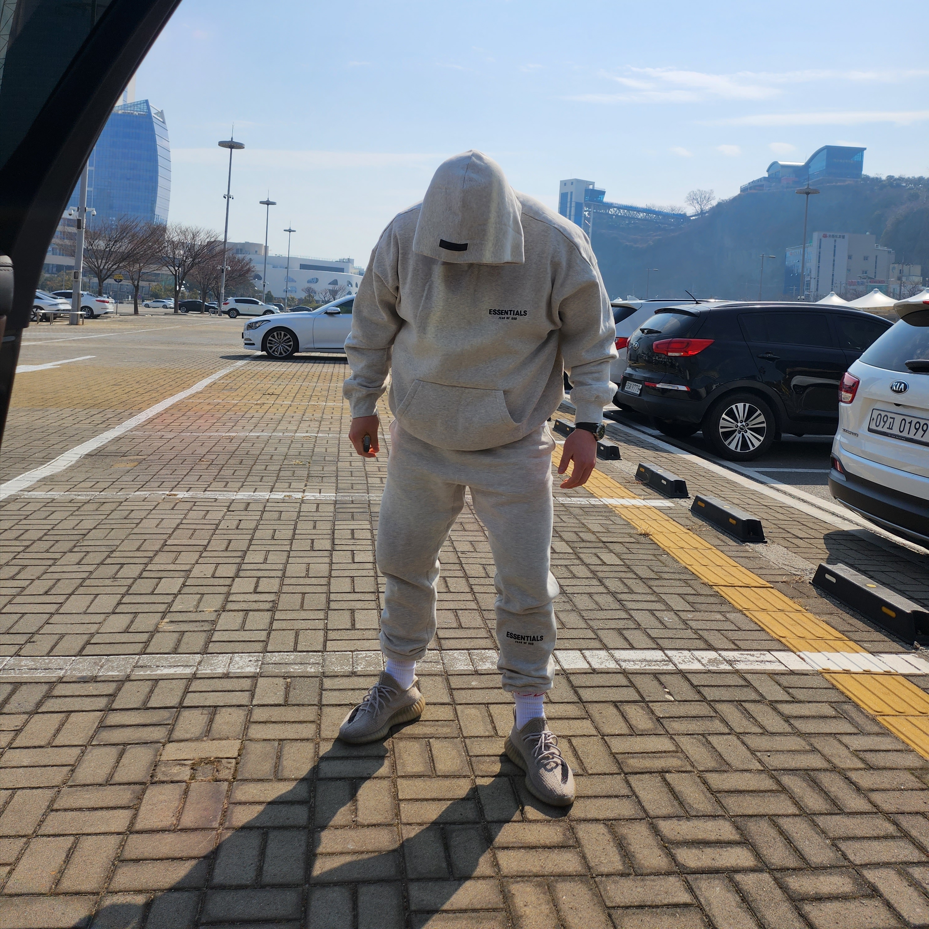 Essentials The Core Collection Hoodie Light Oatmeal, Essentials The Core Collection Sweatpants Light Oatmeal 착용 스타일