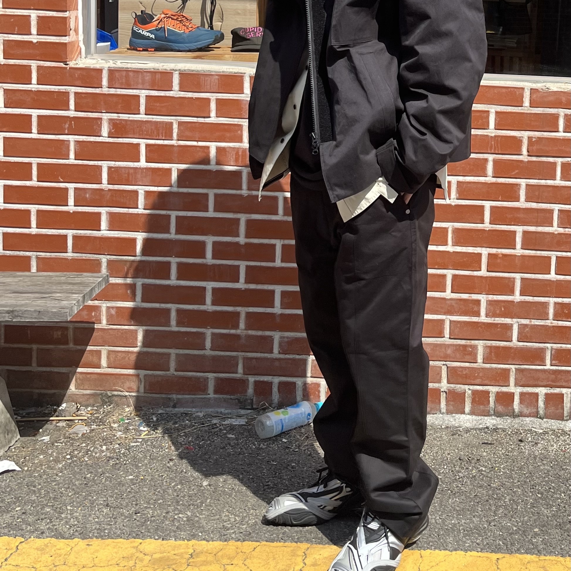 Balenciaga Tyrex Sneakers Black Grey 착용 스타일 - 1