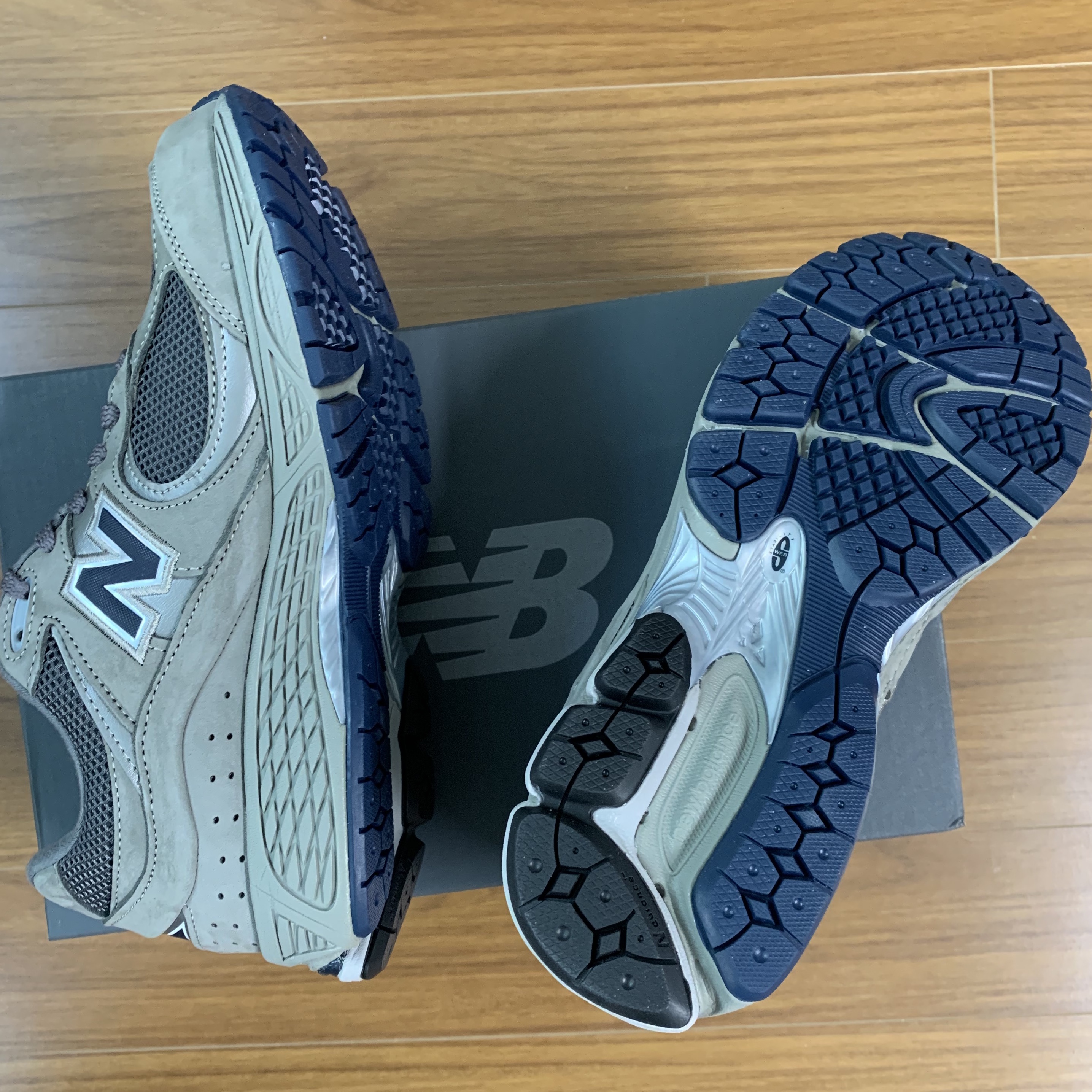 New Balance 2002R Gray 착용 스타일 - 3