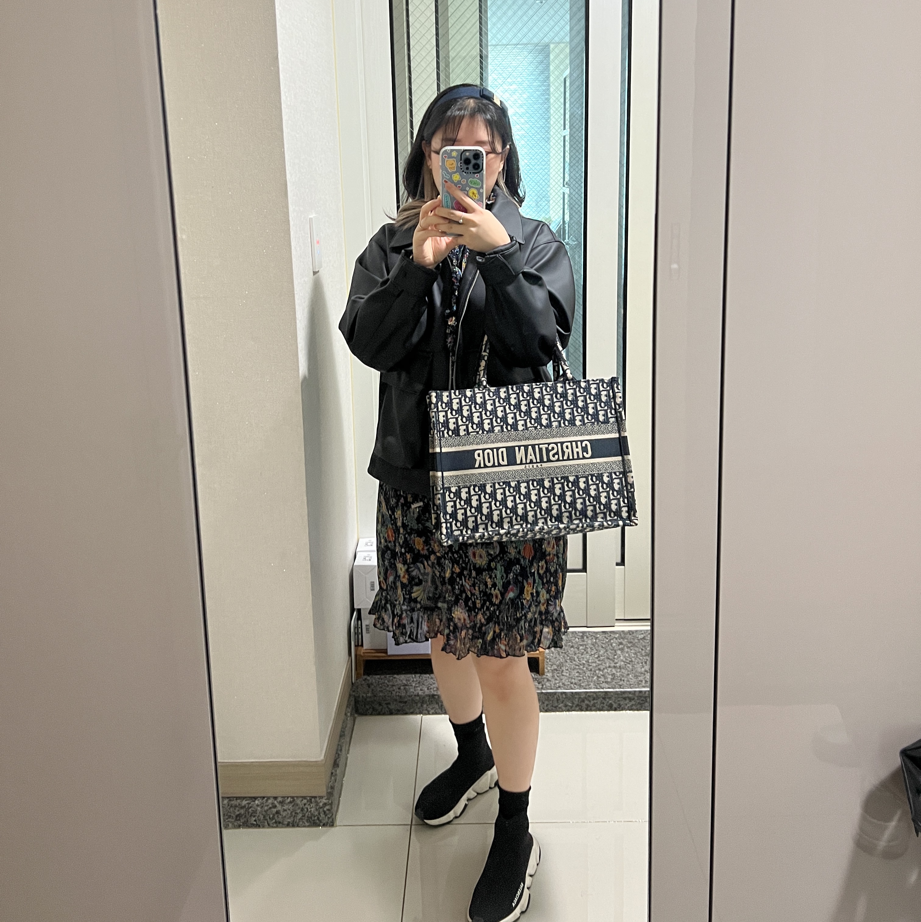 Dior Medium Book Tote Blue Dior Oblique Embroidery, (W) Balenciaga Speed Trainer Black White 2021/2022 착용 스타일