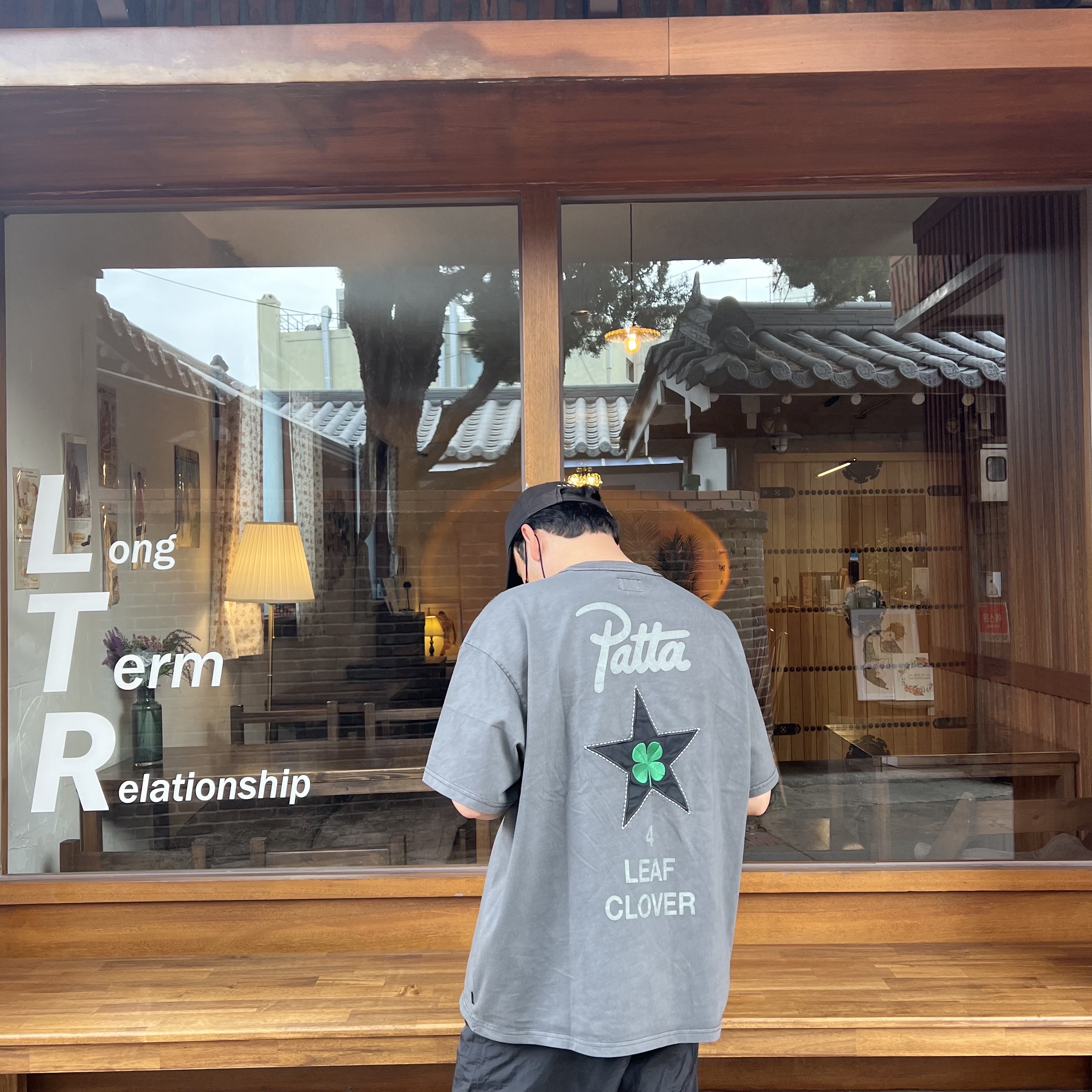 Converse x Patta Four Leaf Clover Short Sleeve T-Shirt Black 착용 스타일