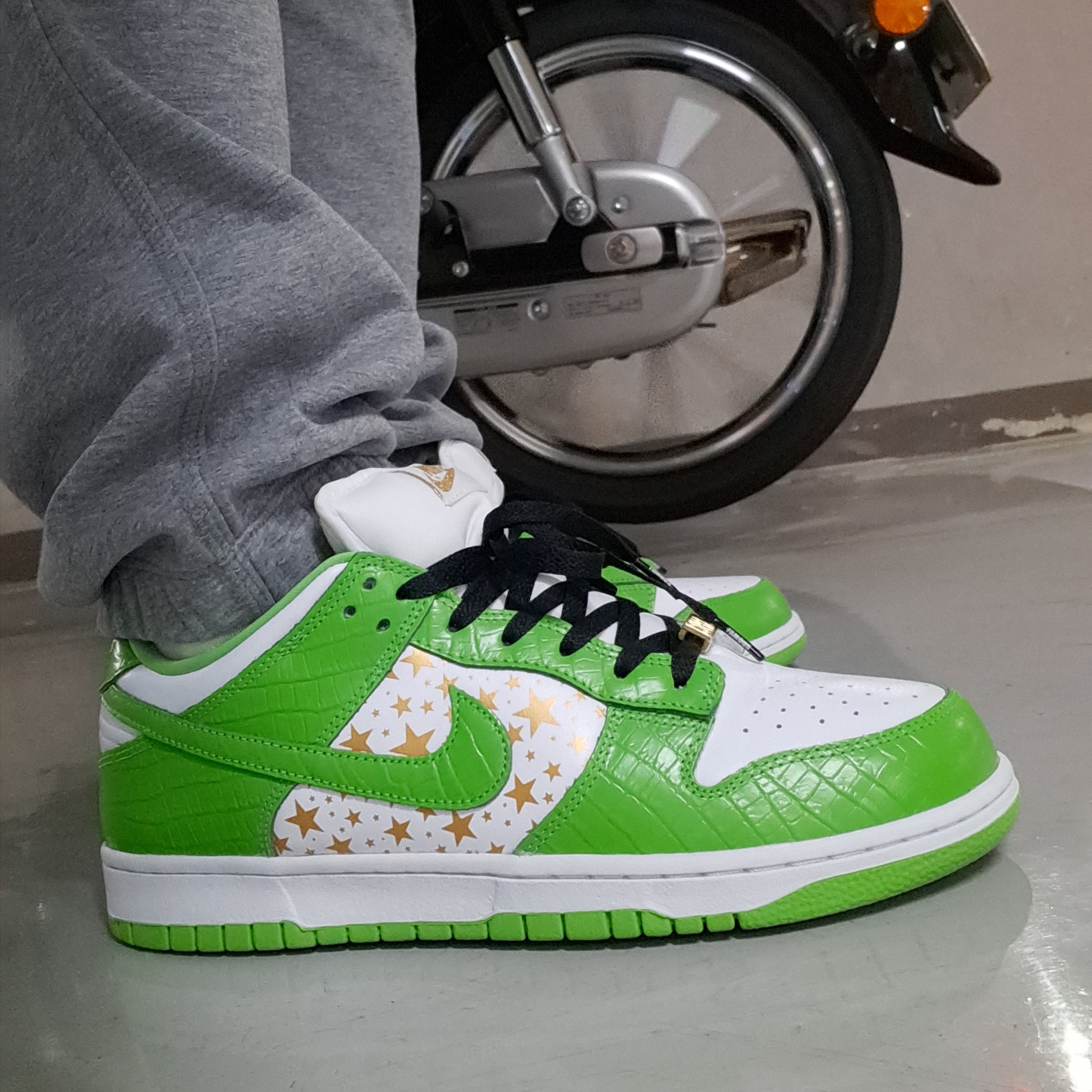 Nike x Supreme SB Dunk Low Mean Green 착용 스타일 - 2