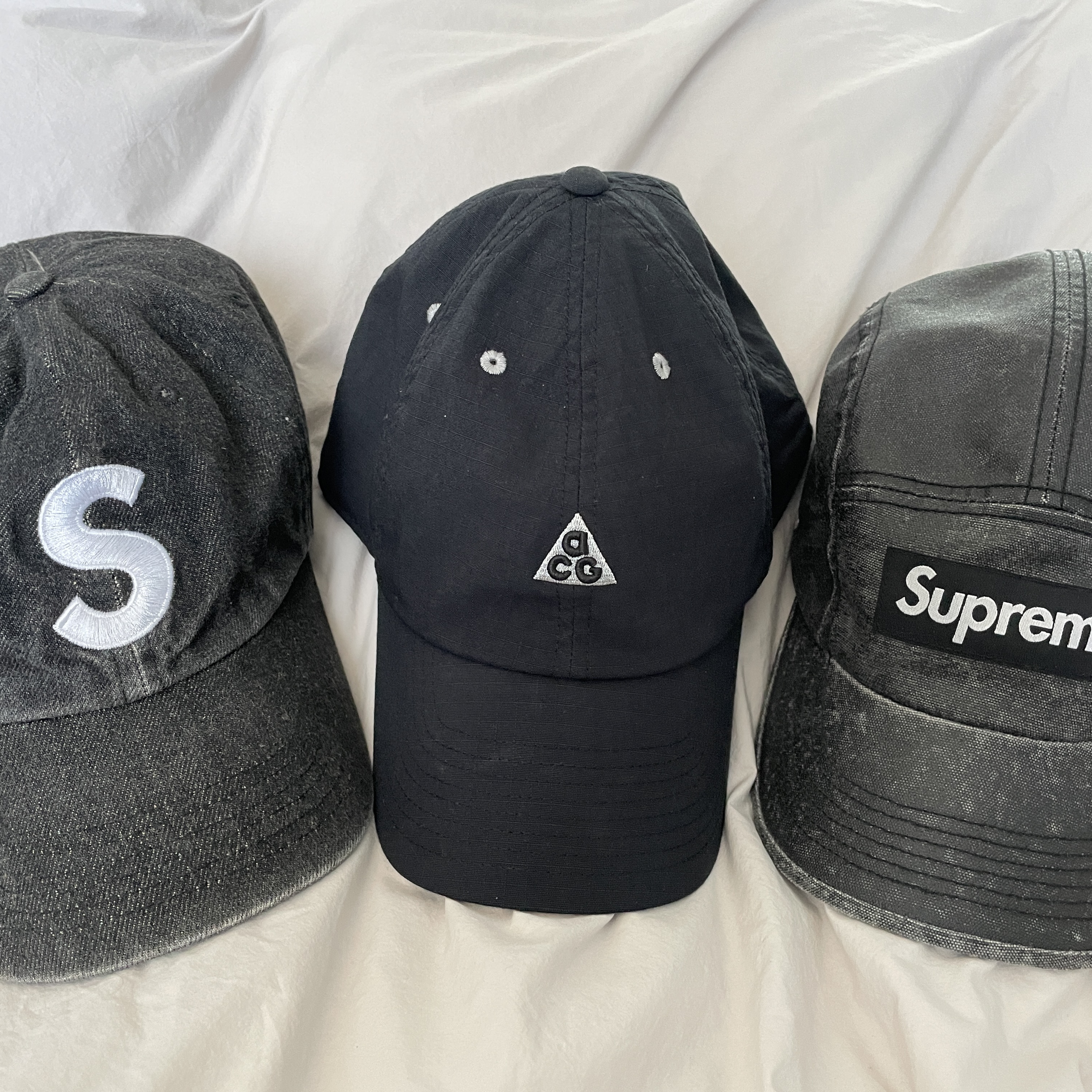 Nike ACG Heritage 86 Cap Black Light Smoke Grey, Supreme Kevlar Denim S Logo 6-Panel Black - 22SS 착용 스타일