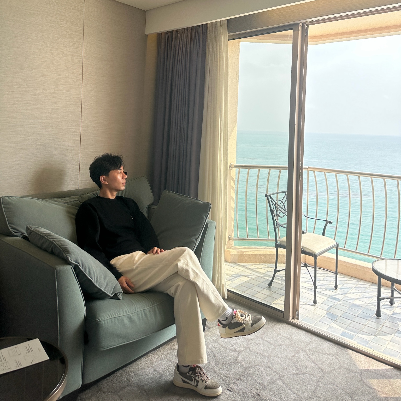 Prada Technical Cotton Sweatshirt Black, Jordan 1 x Travis Scott Retro Low OG SP Sail and Ridgerock 착용 스타일 - 1