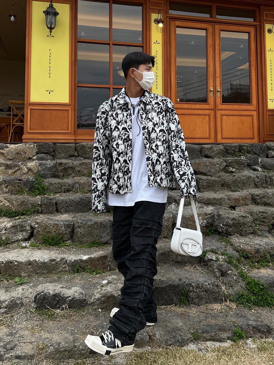 Diesel 1DR Shoulder Bag in Nappa Leather White, Stussy Beach Mob Bing Jacket Black 착용 스타일 - 1