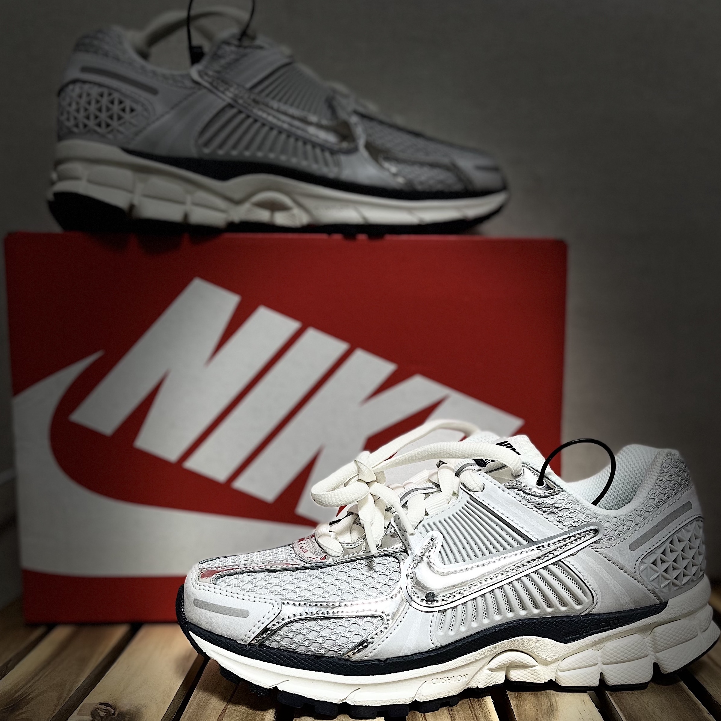 (W) Nike Zoom Vomero 5 Photon Dust and Metallic Silver 착용 스타일