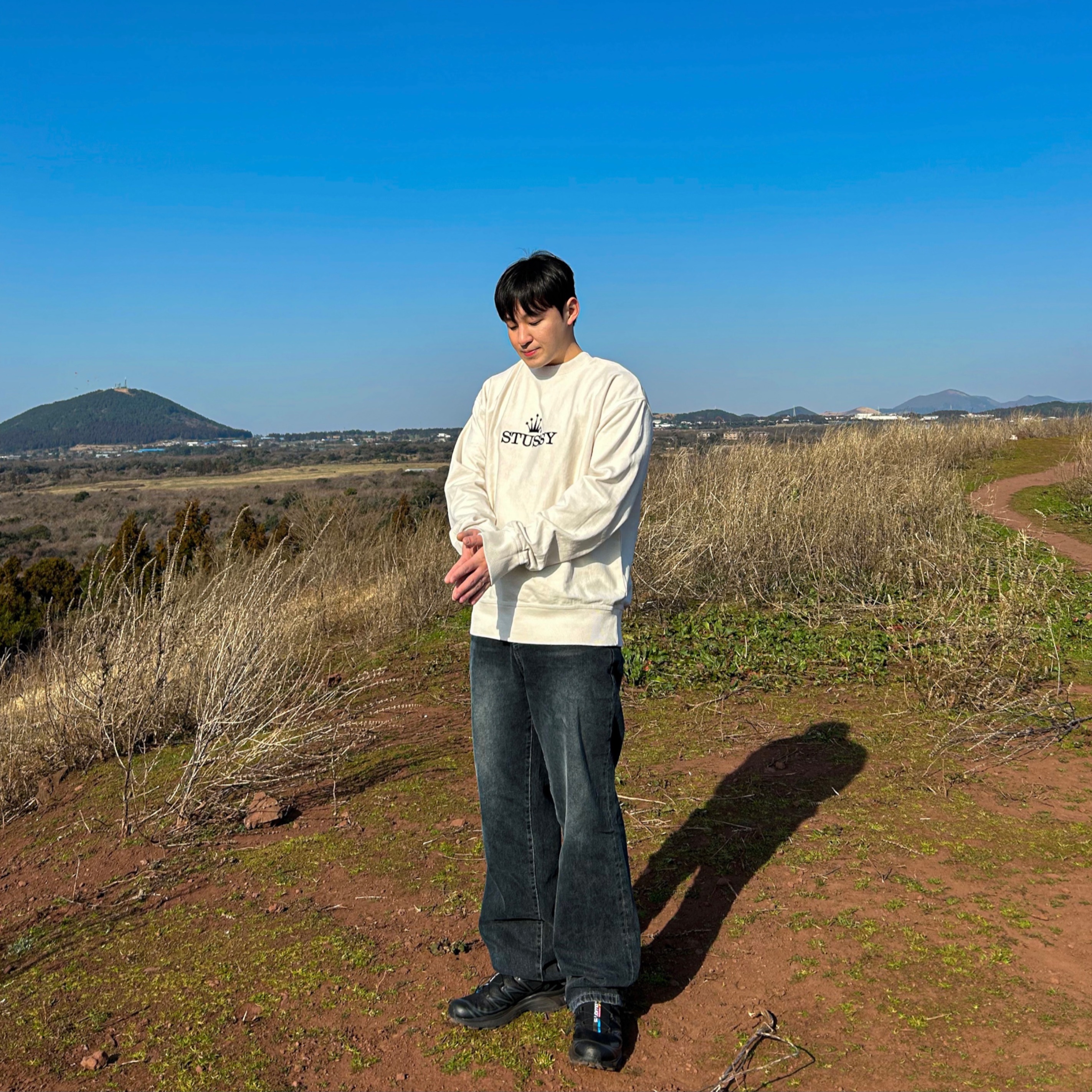 Stussy Glamour Pigment Dyed Crew Natural, Salomon XT-6 ADV Black 착용 스타일