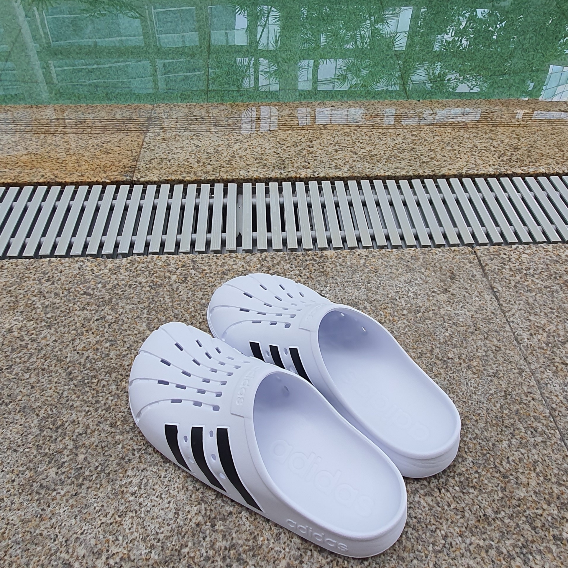 Adidas Adilette Clog White Black 착용 스타일