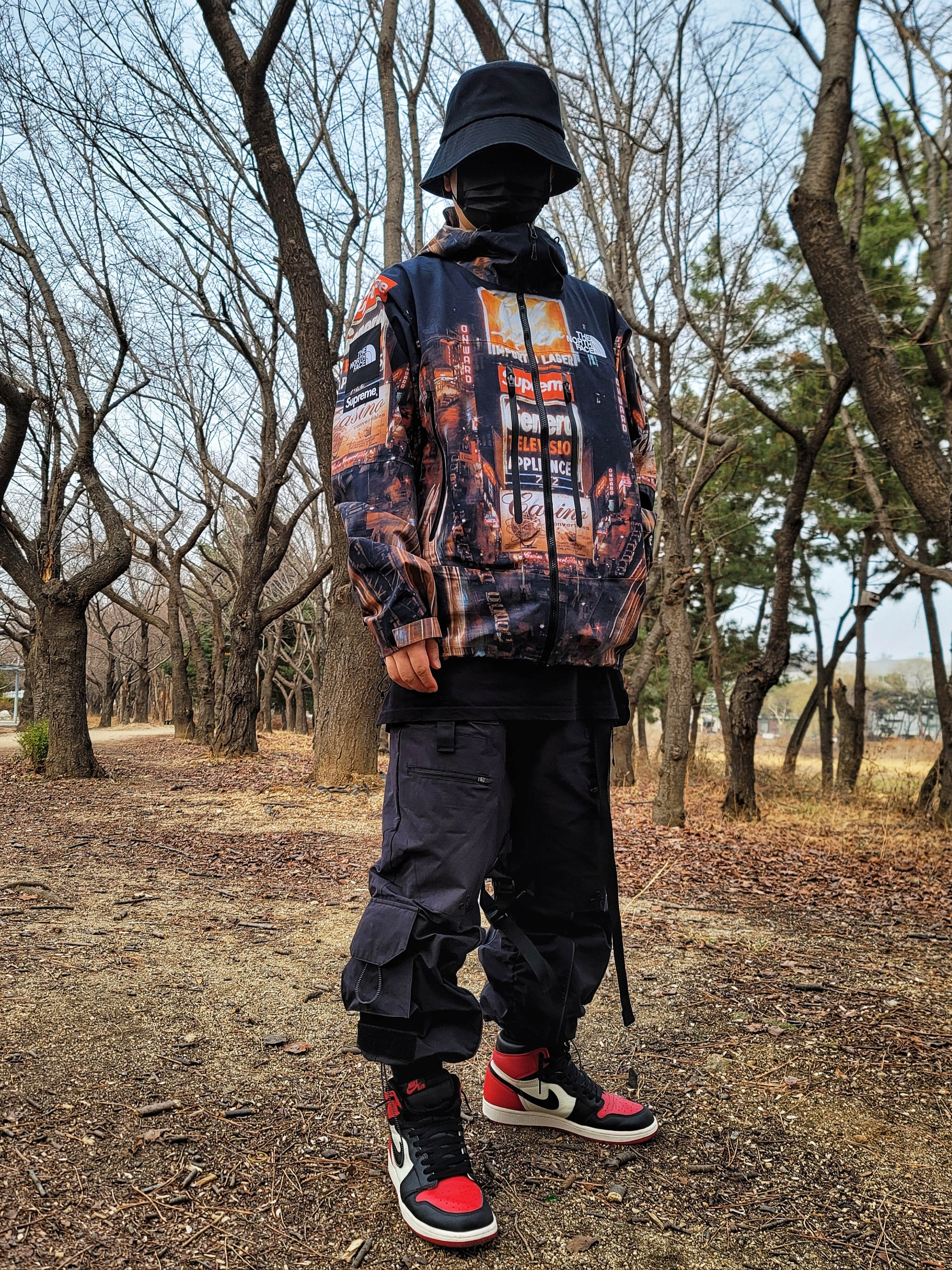 Supreme x The North Face Taped Seam Shell Jacket Times Square - 22FW, Jordan 1 Retro High OG Bred Toe 착용 스타일 - 1