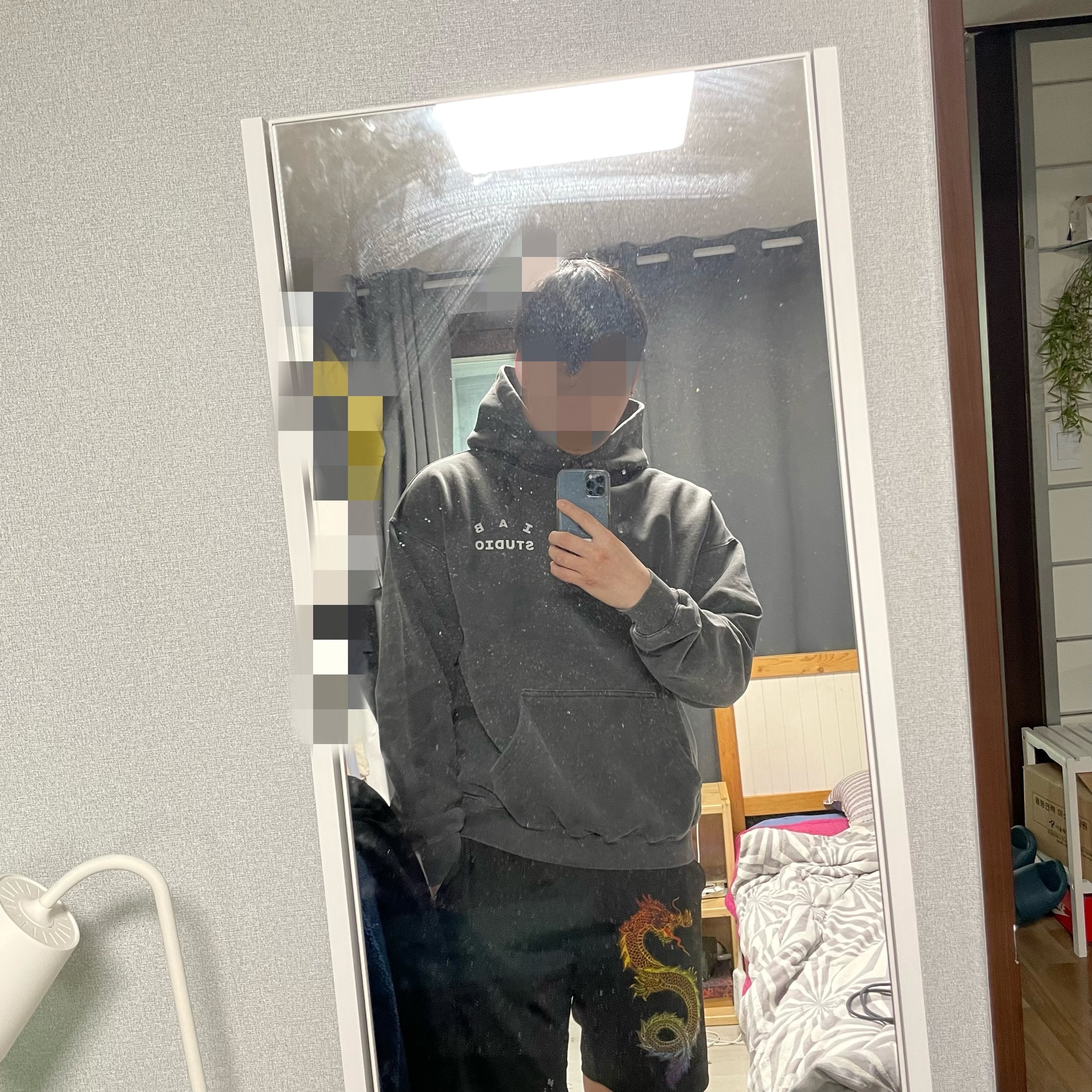 IAB Studio Pigment Hoodie & Sack Black 착용 스타일 - 1