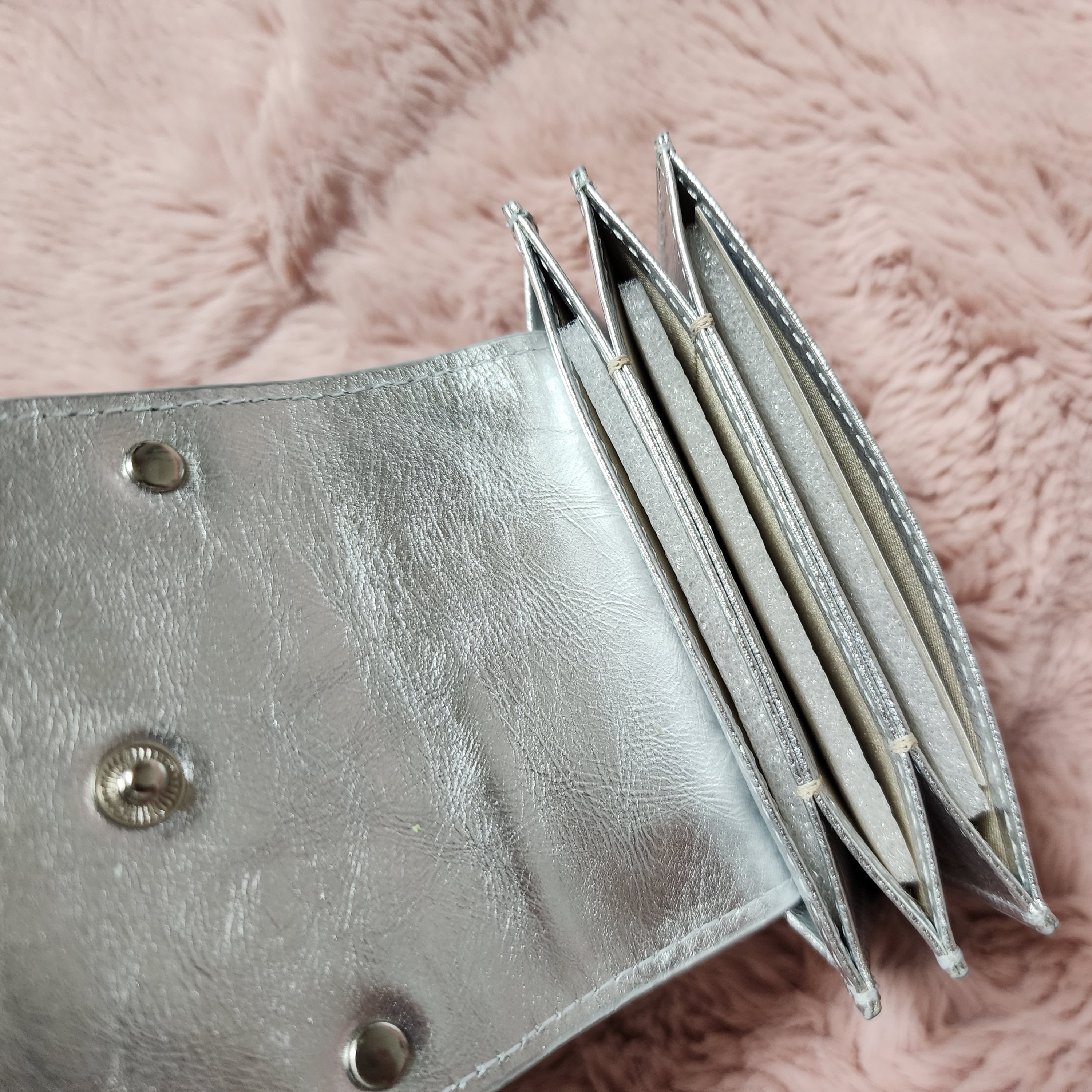 Matin Kim Accordion Wallet Silver 착용 스타일 - 3
