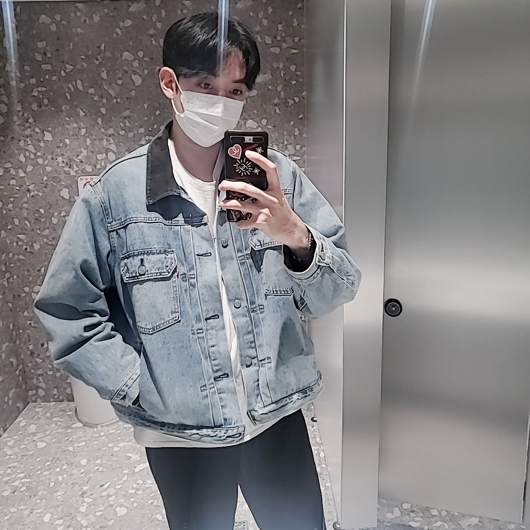 Stussy x Levi's Embossed Trucker Jacket Indigo, Jordan 1 x Travis Scott x Fragment Retro Low OG SP Military Blue 착용 스타일 - 2