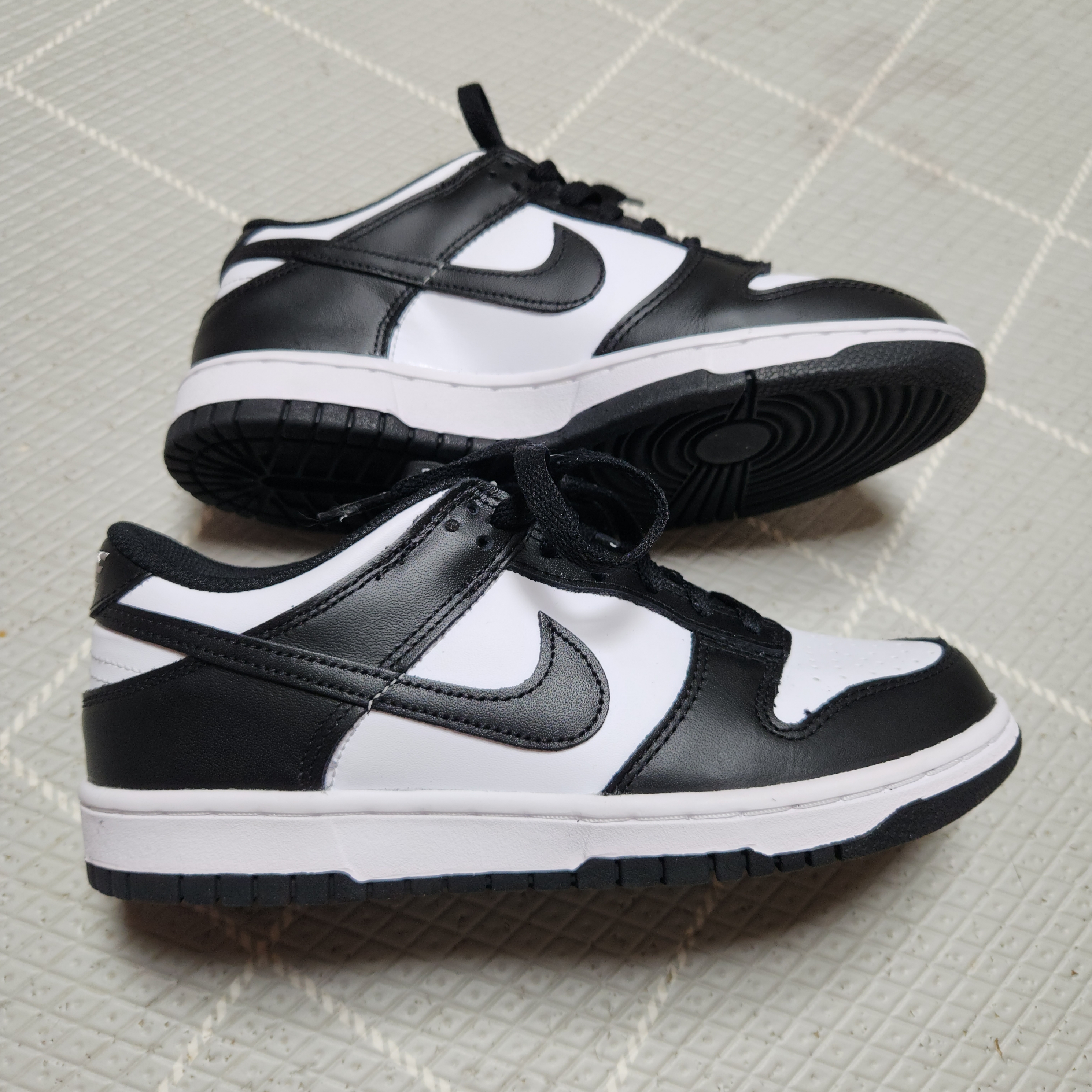 (GS) Nike Dunk Low Black 착용 스타일 - 4