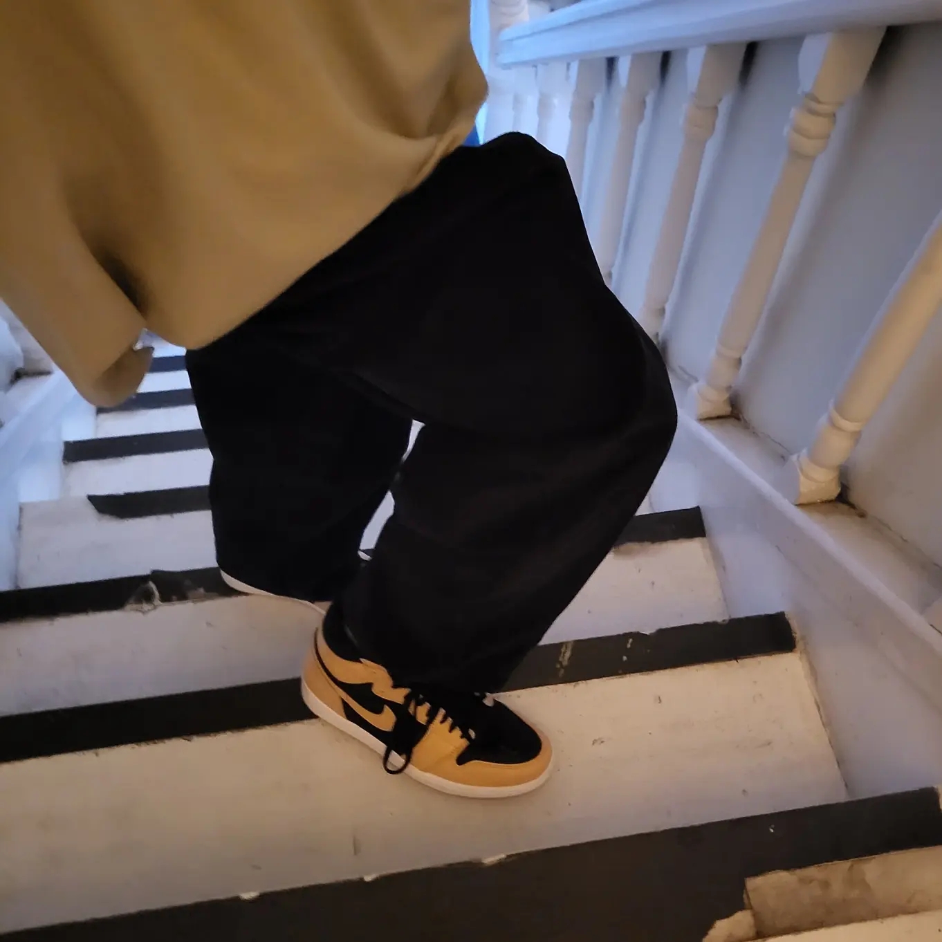 Jordan 1 Retro High OG Vachetta Tan, Off-White Double Caravaggio Arrow Hooded L/S T-Shirt Dark Sand 착용 스타일 - 2